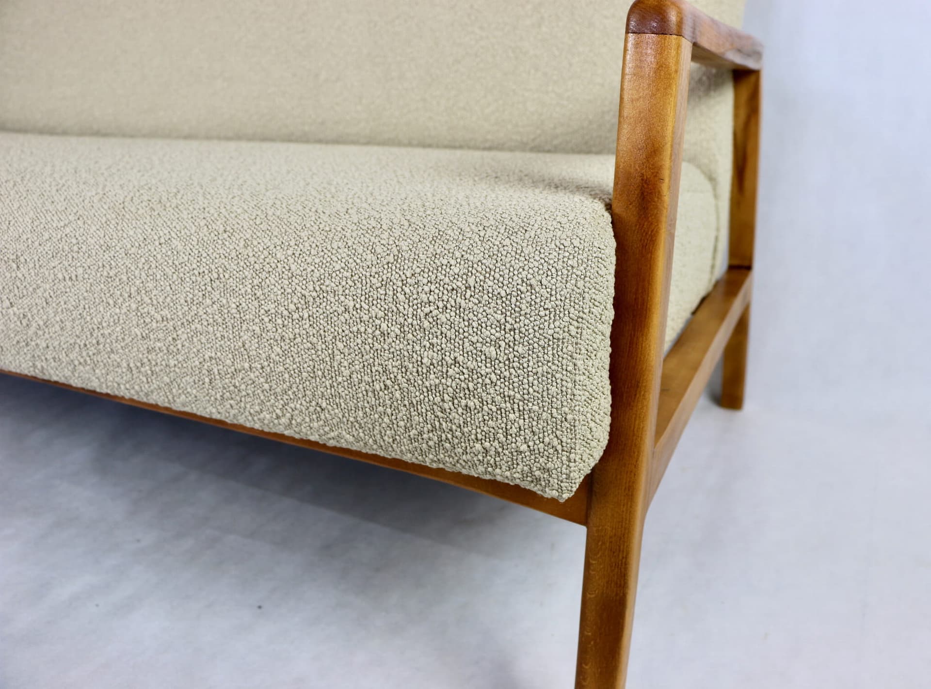 Komplet sofa i fotel, boucle beż, dąb jasny, Rumunia, lata 70. - 107185