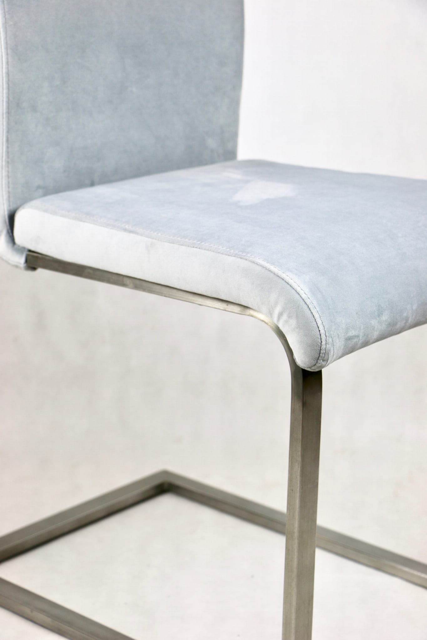 Komplet czterech krzeseł, velvet szary srebrny, stal szczotkowana, lata 80. - 107159