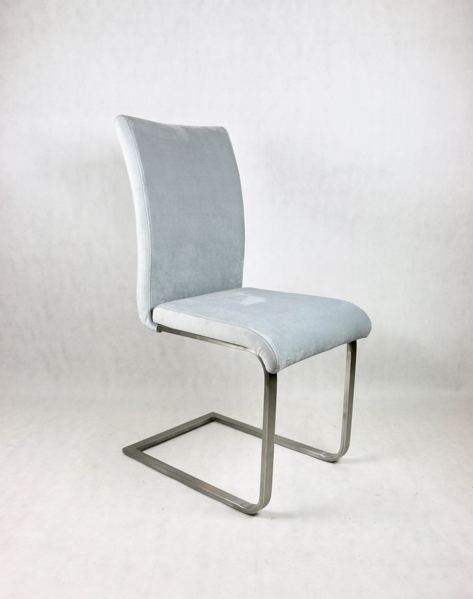 Komplet czterech krzeseł, velvet szary srebrny, stal szczotkowana, lata 80. - 107151