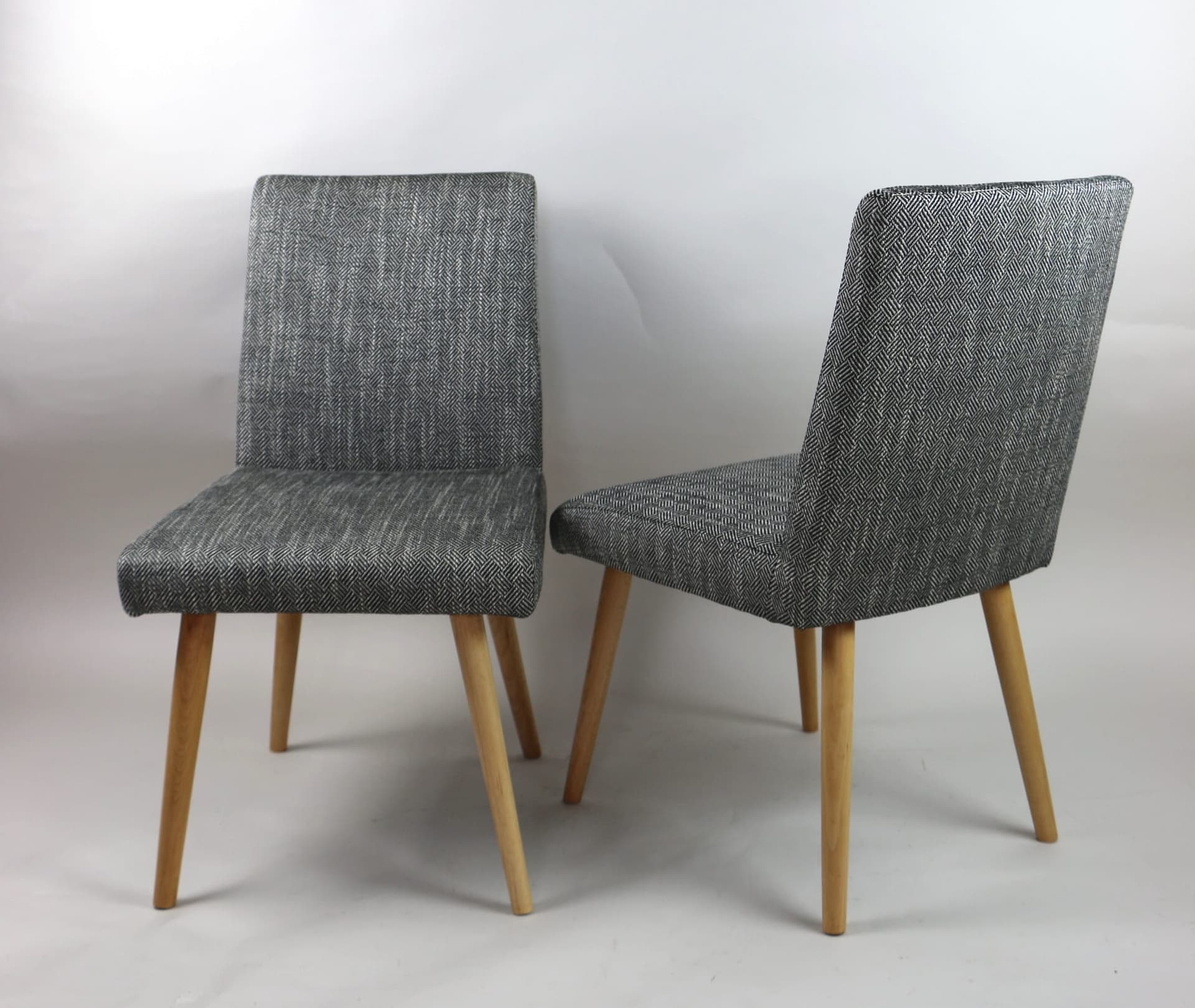 Para krzeseł, tapicerka srebrna czarno-biała jodełka, buk naturalny, Polska, lata 70. - 107037