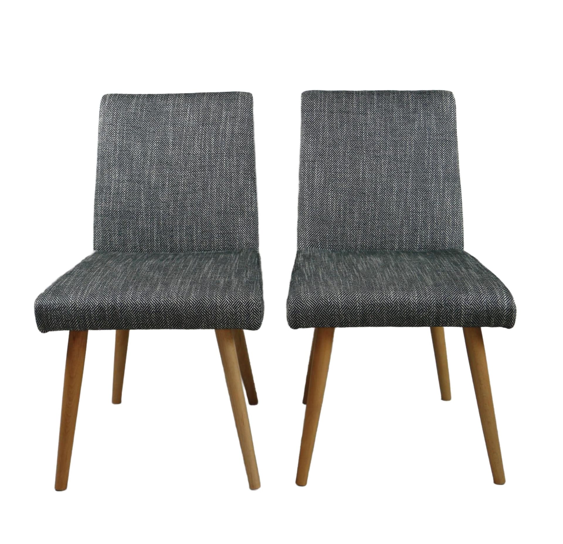 Para krzeseł, tapicerka srebrna czarno-biała jodełka, buk naturalny, Polska, lata 70.