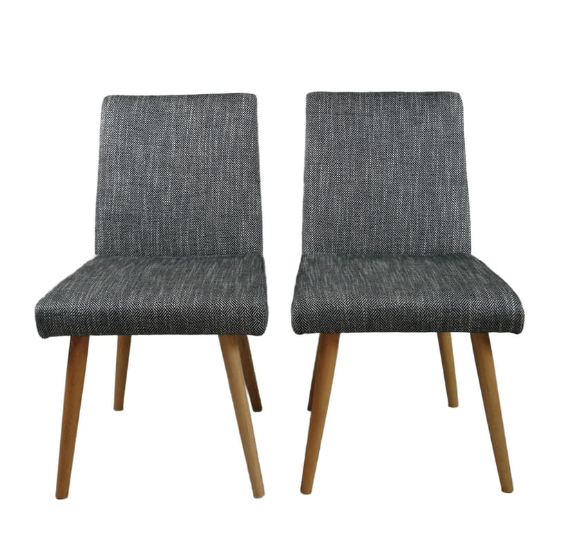 Para krzeseł, tapicerka srebrna czarno-biała jodełka, buk naturalny, Polska, lata 70.