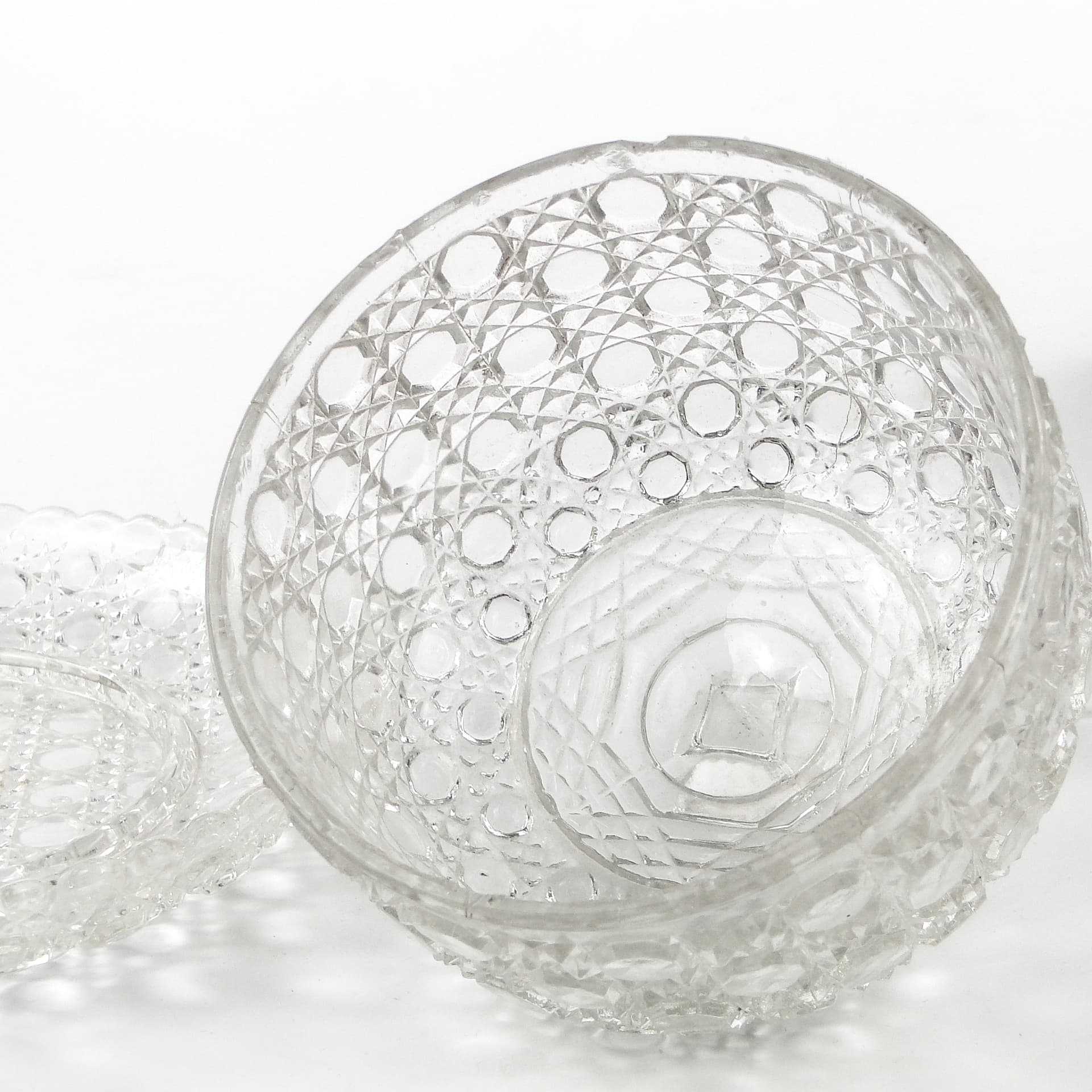 Pojemnik na ser lub masło Art Deco, szkło prasowane, Czechosłowacja, lata 50. - 108933