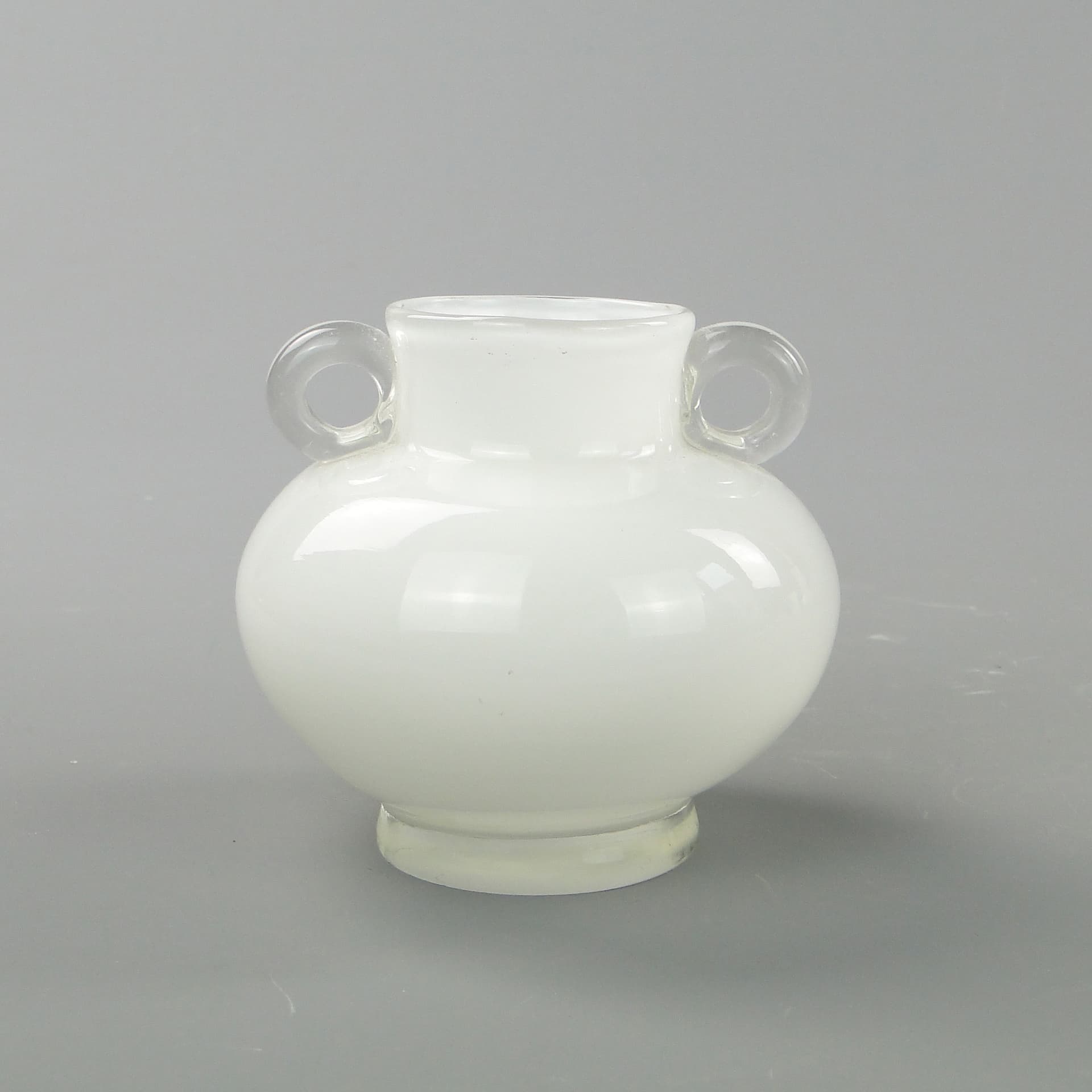 Wazon z uchwytami, szkło biały, proj. J. Słuczan-Orkusz, Polska, lata 80. - 7762