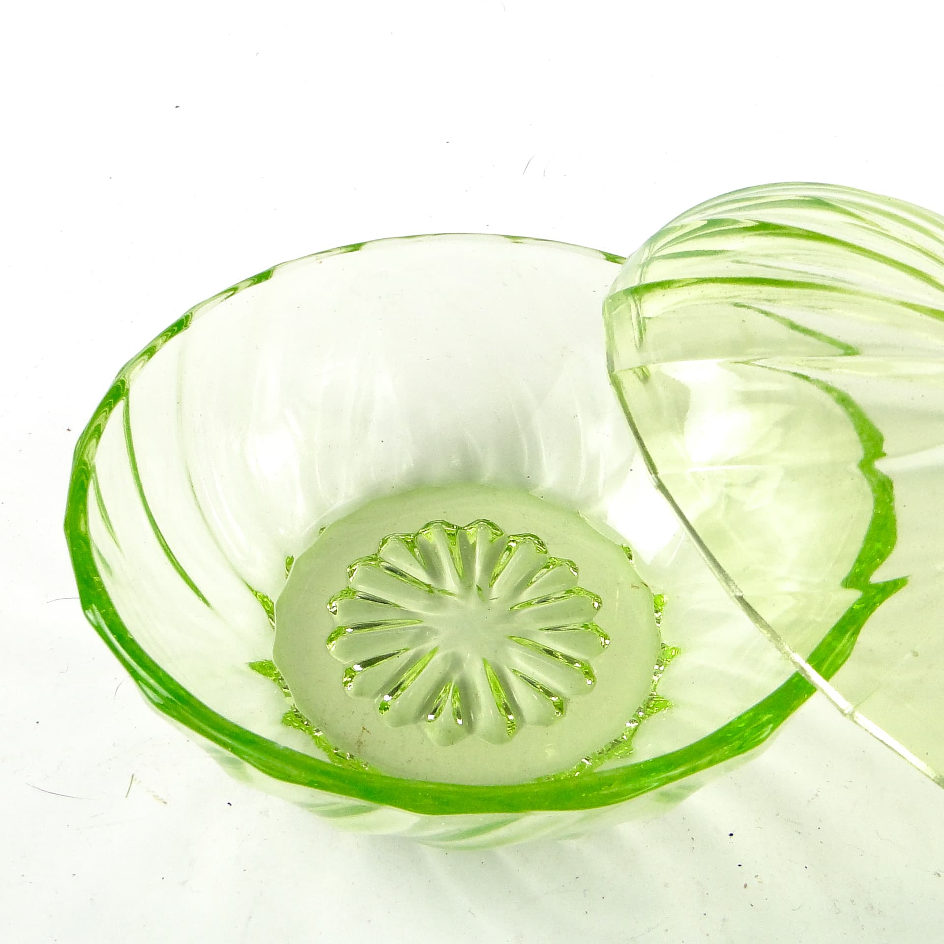 Bomboniera z pokrywką Art Deco, szkło uranowe prasowane, Polska, lata 30. - 110177