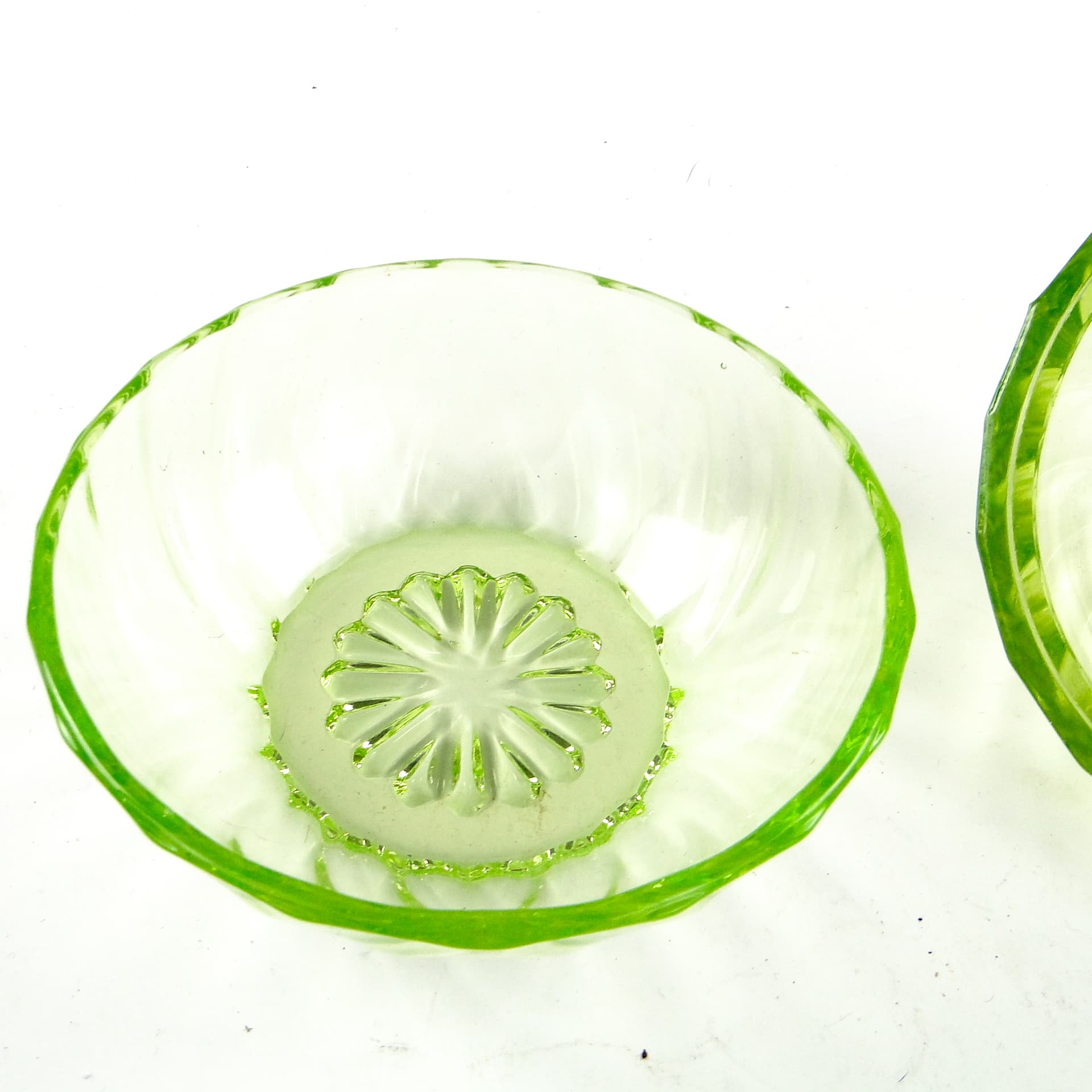 Bomboniera z pokrywką Art Deco, szkło uranowe prasowane, Polska, lata 30. - 110182