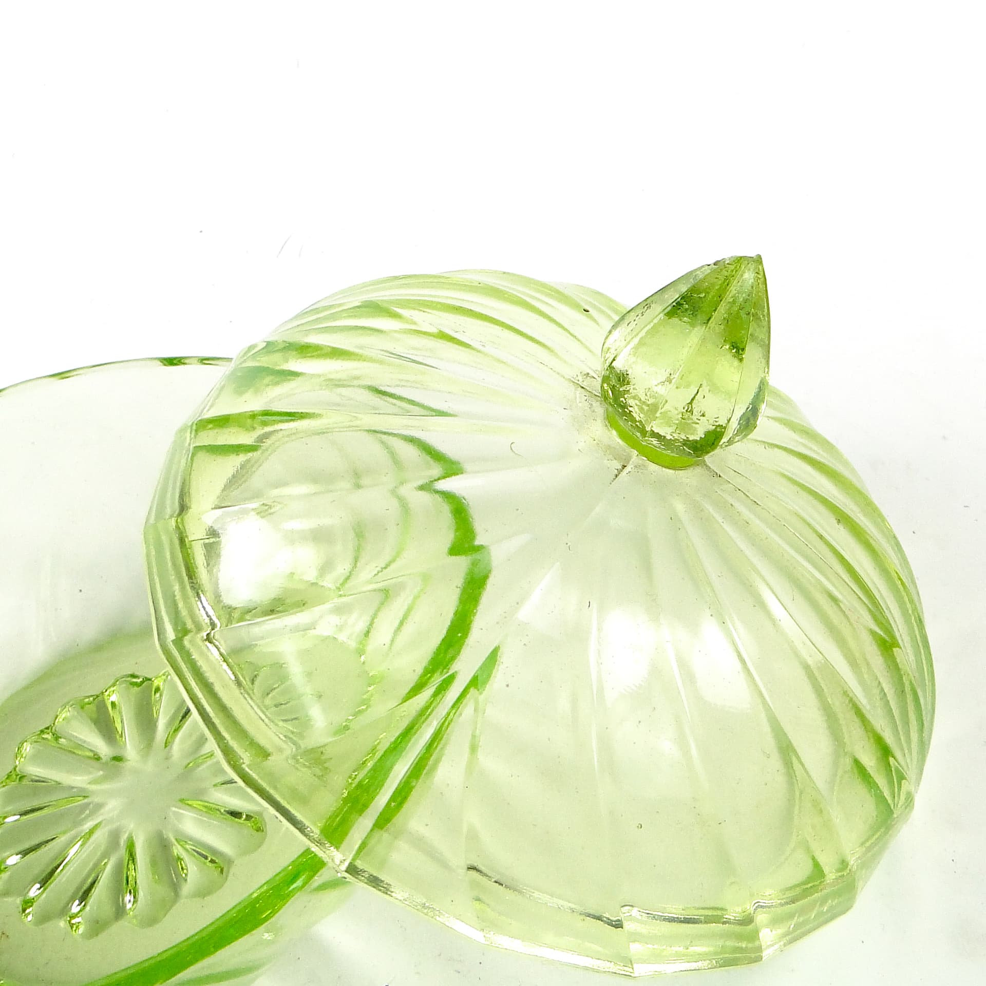 Bomboniera z pokrywką Art Deco, szkło uranowe prasowane, Polska, lata 30. - 110175