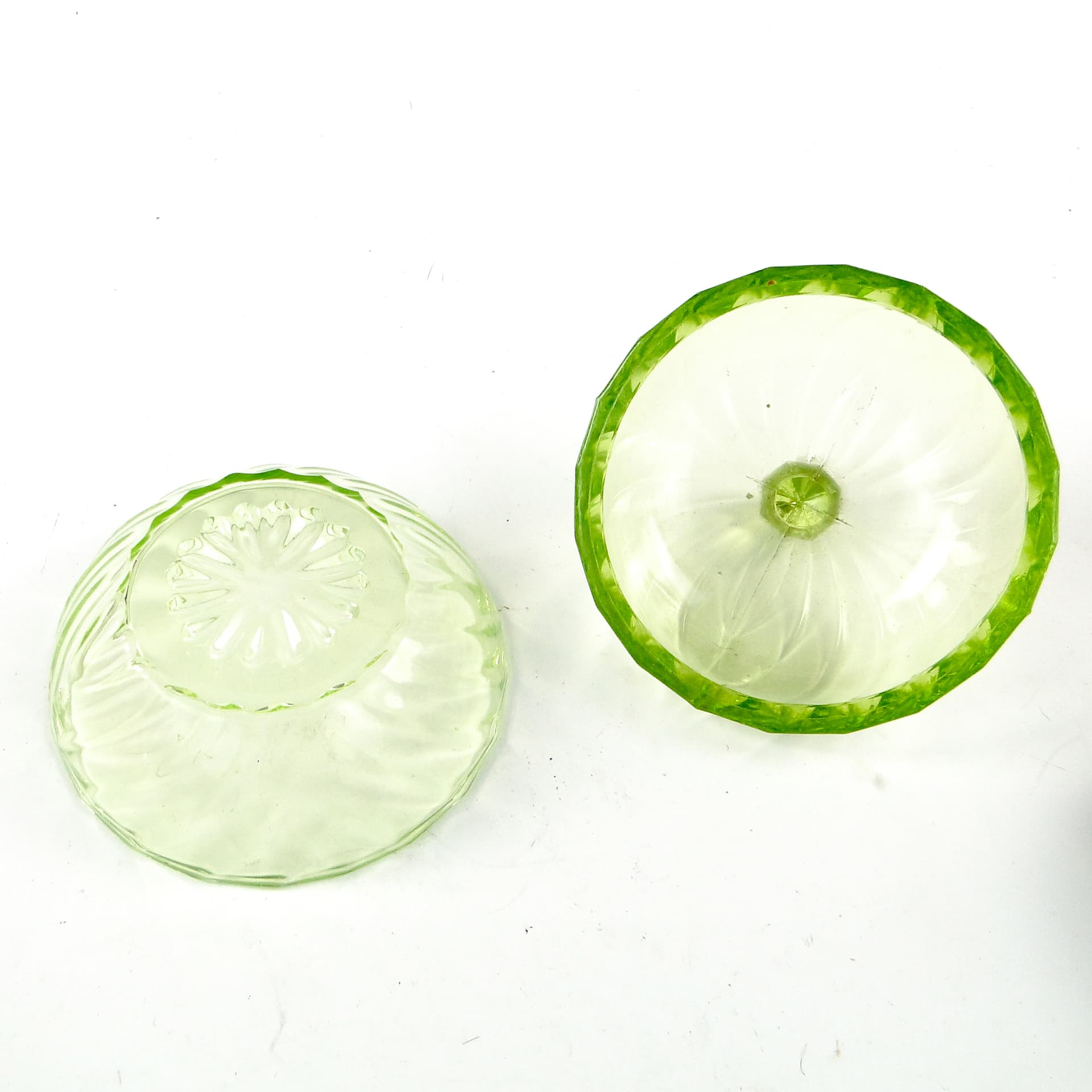 Bomboniera z pokrywką Art Deco, szkło uranowe prasowane, Polska, lata 30. - 110179