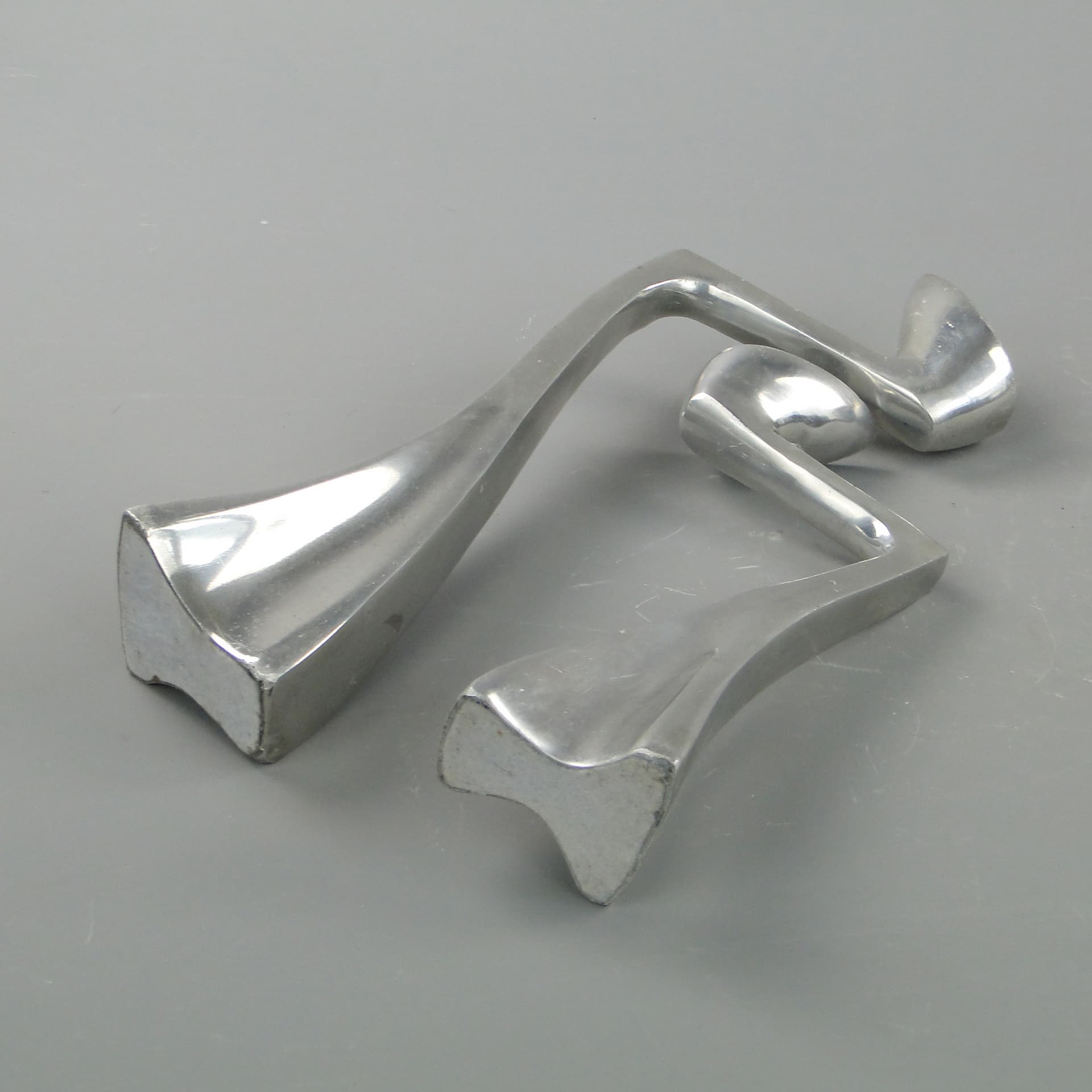Pair of candle holders Arclumis, silver aluminum, by M. Hilton, United Kingdom, 1980s. - 8001