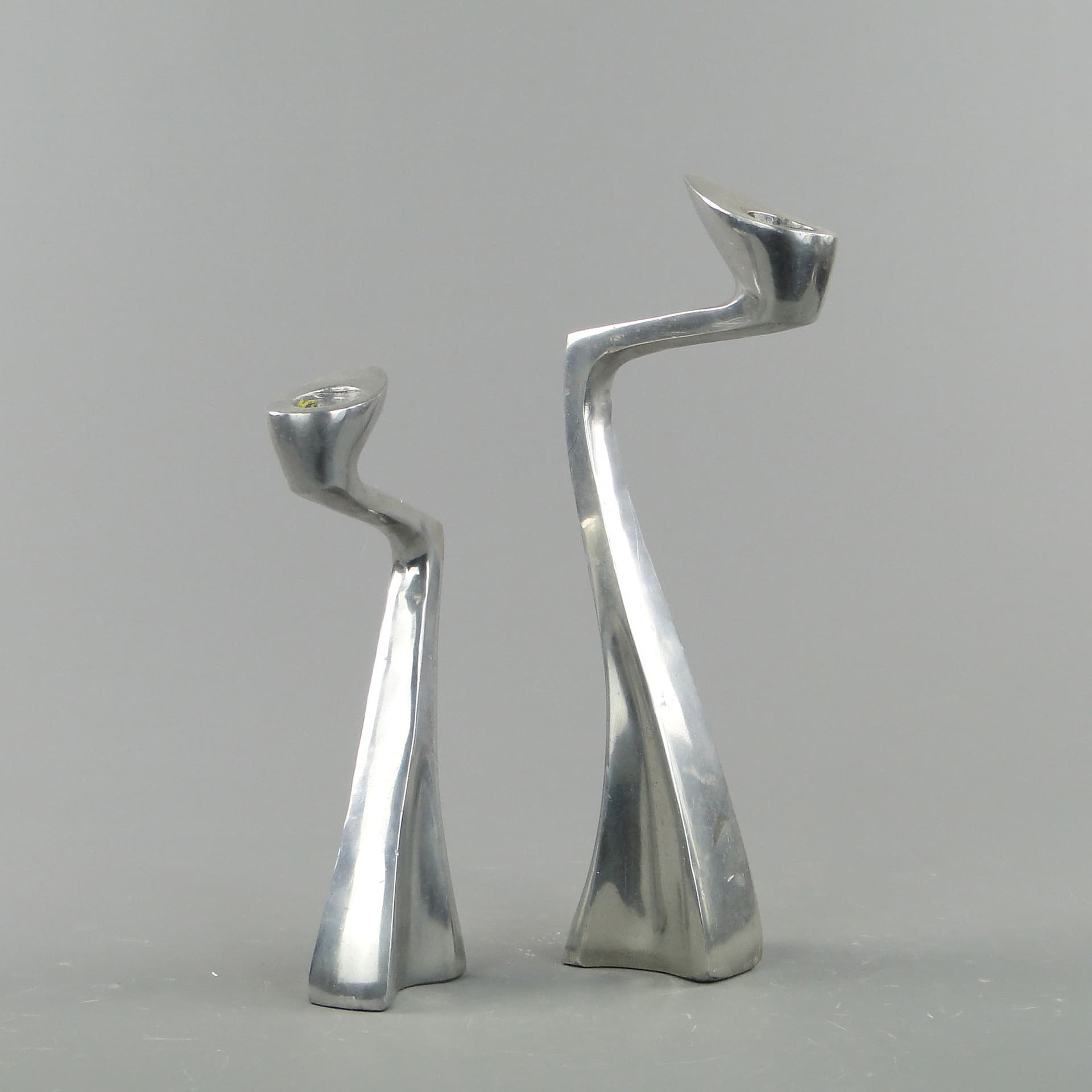 Pair of candle holders Arclumis, silver aluminum, by M. Hilton, United Kingdom, 1980s. - 7998