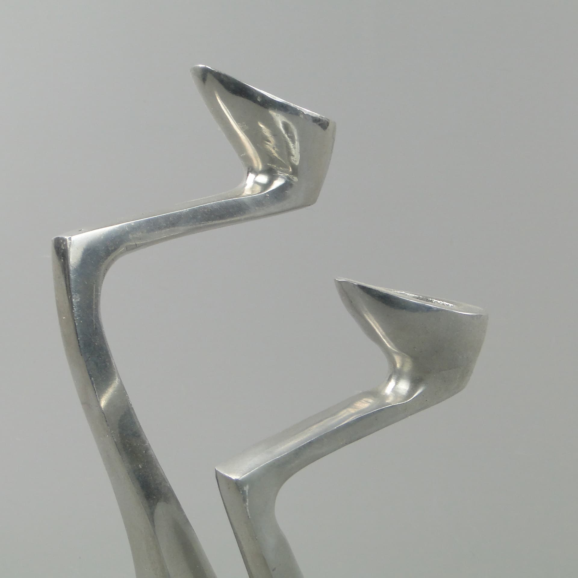 Pair of candle holders Arclumis, silver aluminum, by M. Hilton, United Kingdom, 1980s. - 8000