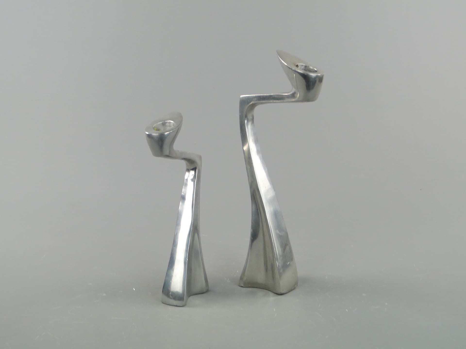 Pair of candle holders Arclumis, silver aluminum, by M. Hilton, United Kingdom, 1980s. - 8002
