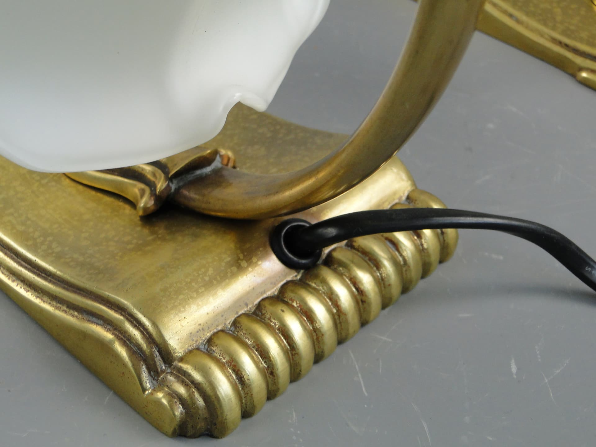 Para lamp stołowych Art déco, mosiądz złoty, szkło białe, Polska, lata 20. - 8055