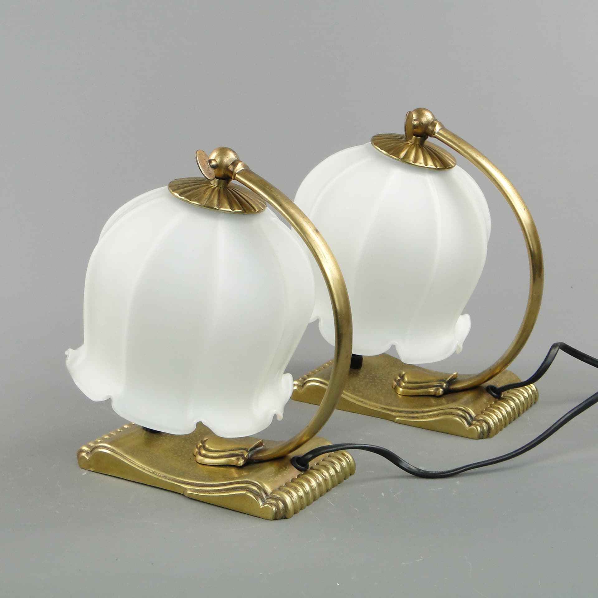 Para lamp stołowych Art déco, mosiądz złoty, szkło białe, Polska, lata 20. - 8048