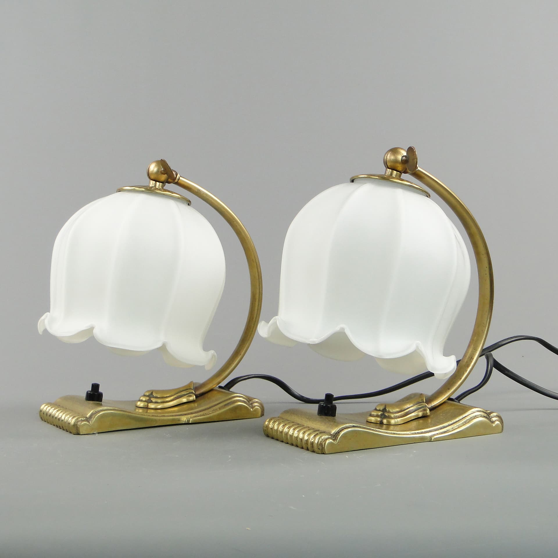 Para lamp stołowych Art déco, mosiądz złoty, szkło białe, Polska, lata 20. - 8049