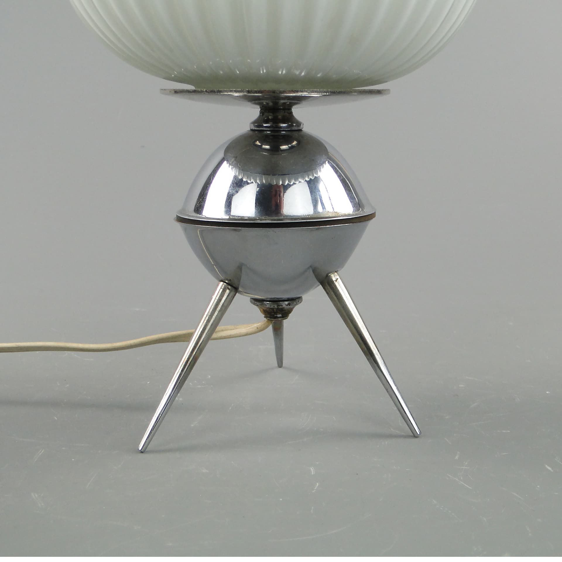 Lampa stołowa Space Age, szkło białe, metal chrom, proj. A. Gałecki, Polska, lata 60. - 8063