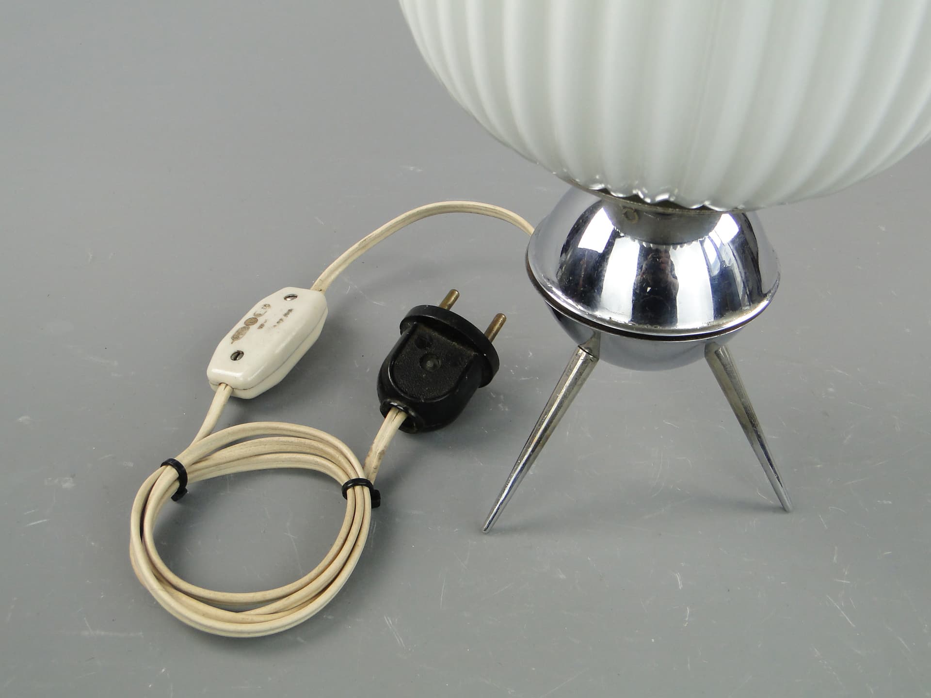Lampa stołowa Space Age, szkło białe, metal chrom, proj. A. Gałecki, Polska, lata 60. - 8065