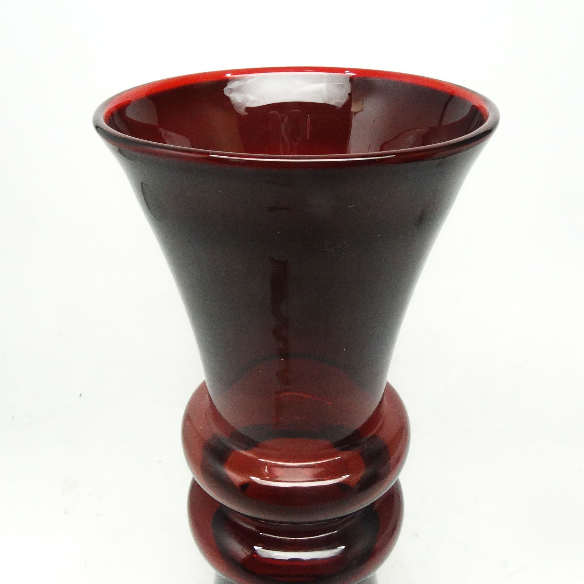 Wazon Modernizm, szkło rubinowo-czerwone, proj. K. Krawczyk, HSG Tarnowiec, Polska, lata 70. - 114456