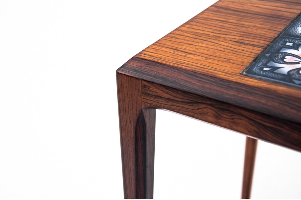 Tekowy stolik pomocniczy z niebieską ceramiką, Dania, lata 60. - 78379