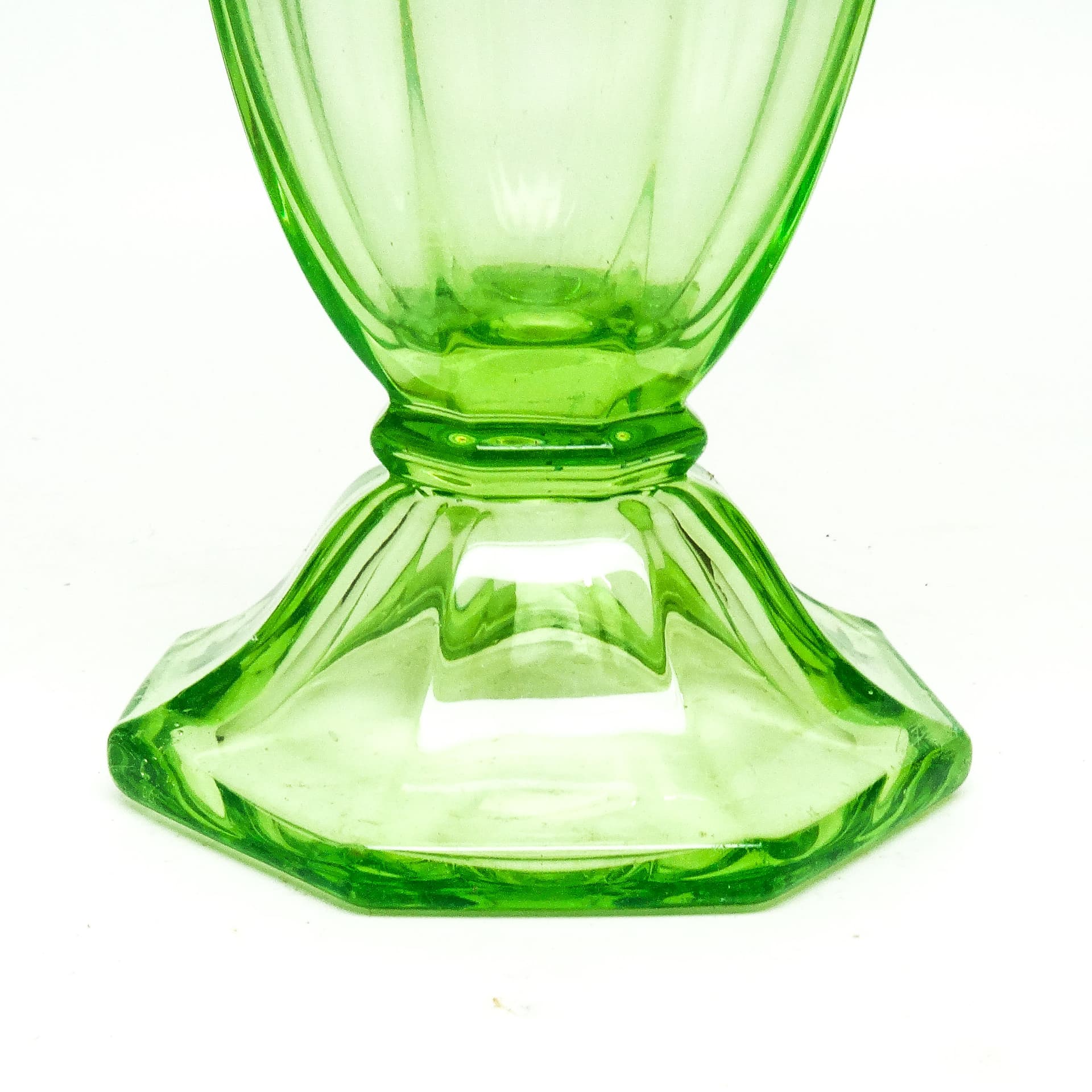 Wazon Art Deco, szkło uranowe prasowane, Huta Zawiercie, Polska, lata 30. - 115039