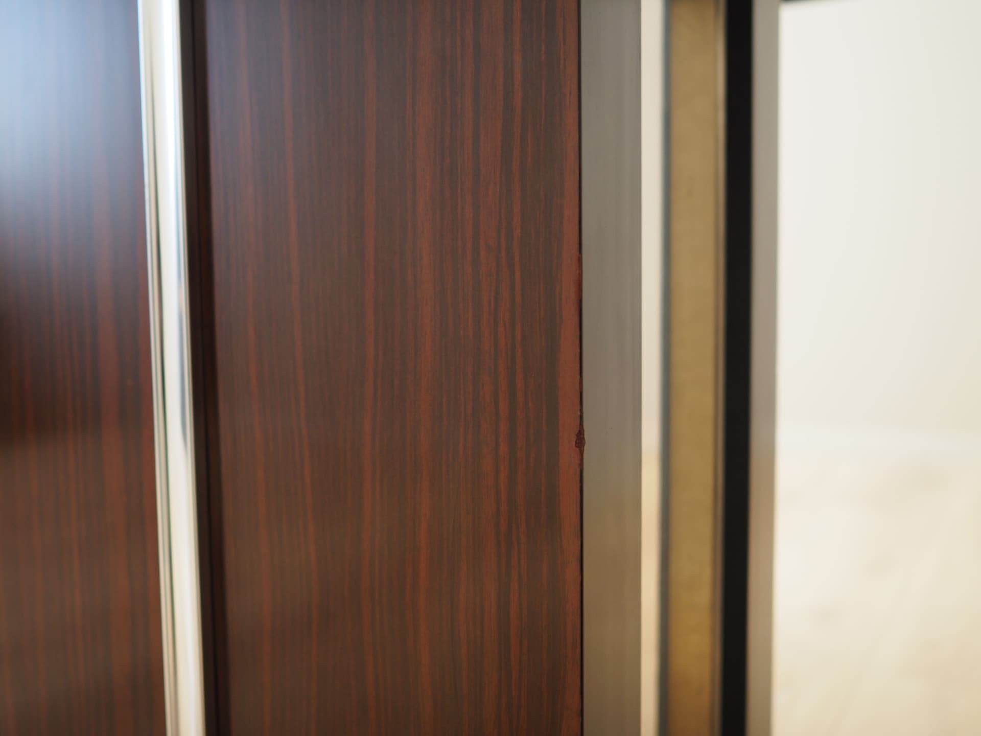 Stół okrągły, mahoniowy ciemnobrązowy, stal, Włochy, lata 70. - 123542