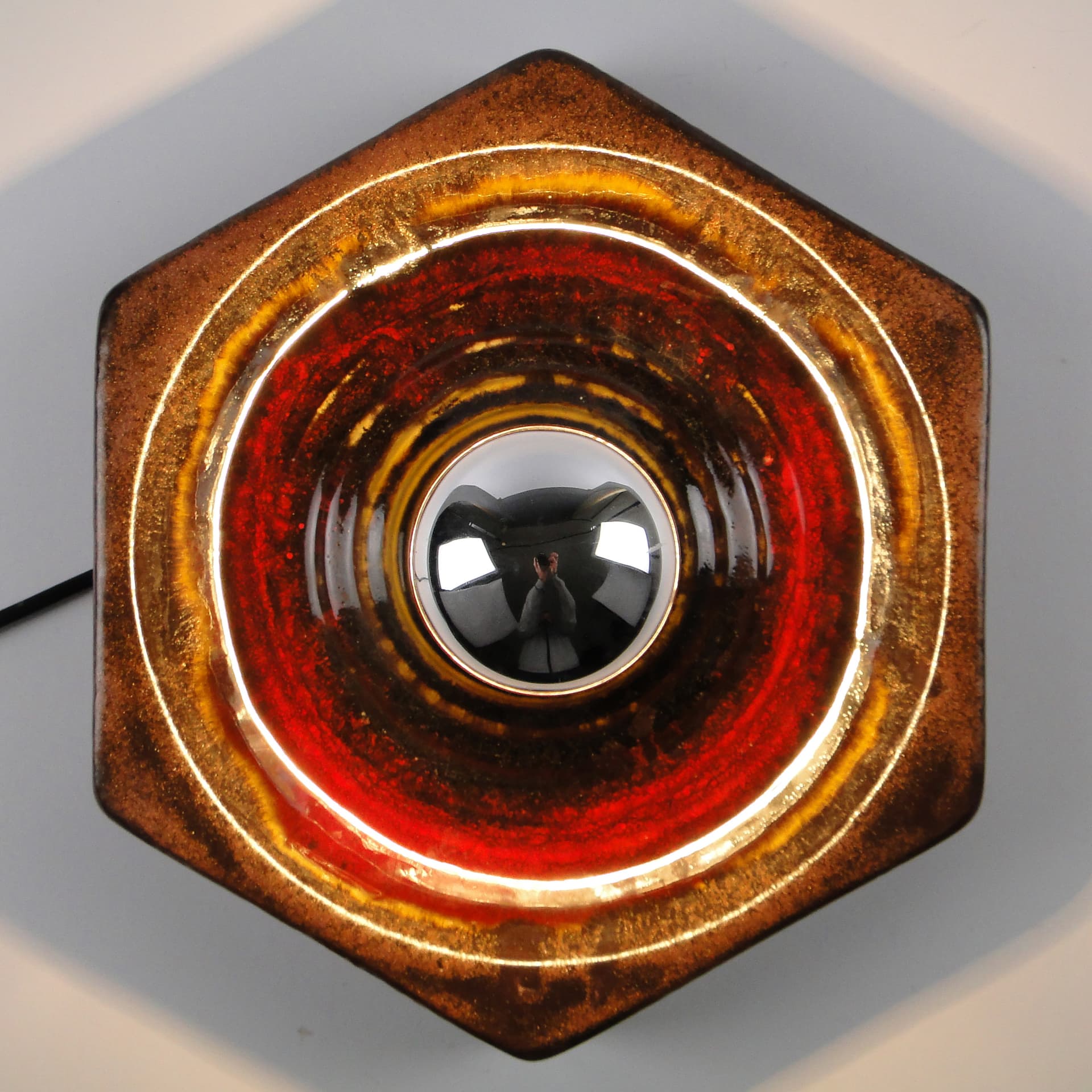 Kinkiet kaflowy czerwono- brązowy ceramika glazurowana Mid-Century