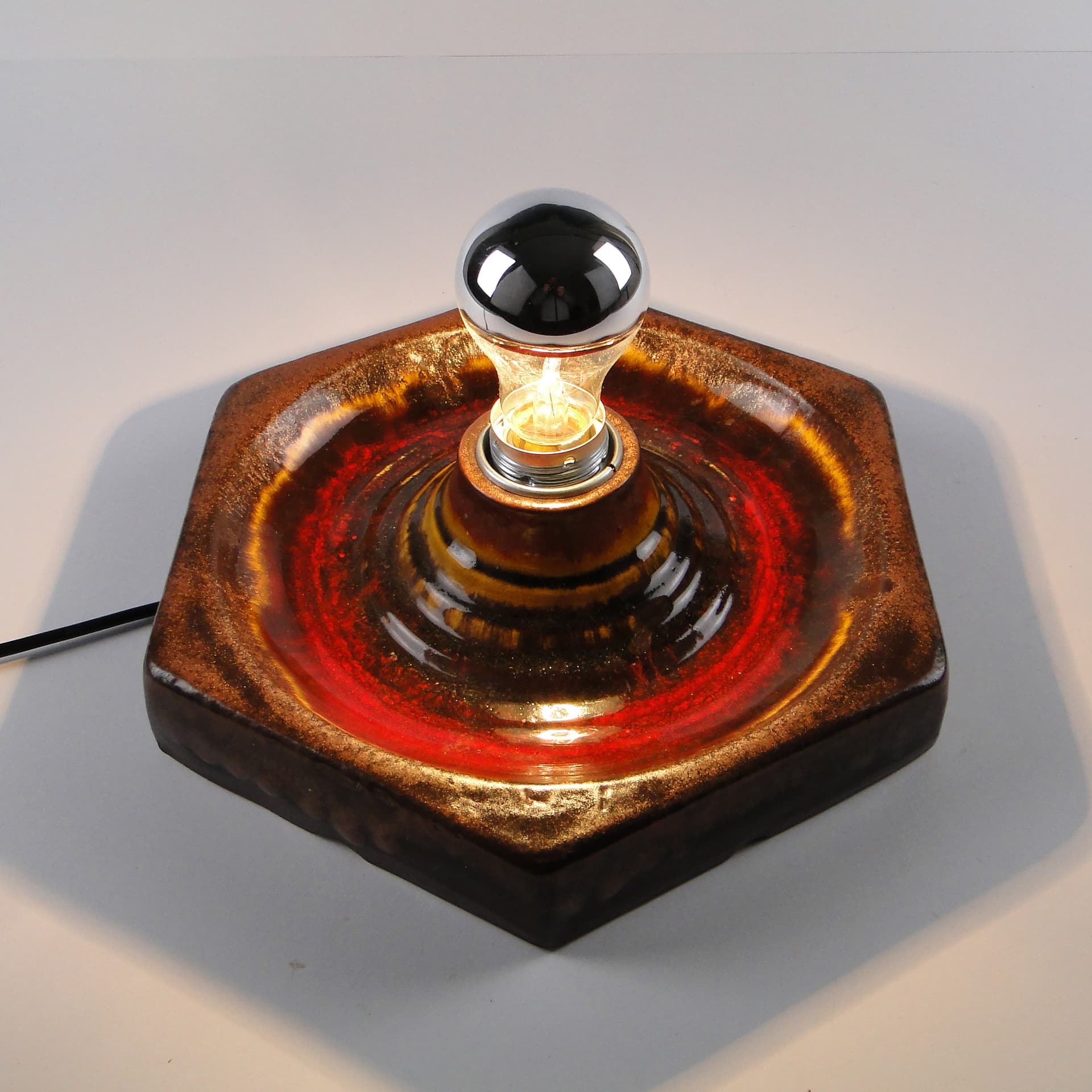 Kinkiet kaflowy czerwono- brązowy ceramika glazurowana Mid-Century - 123948