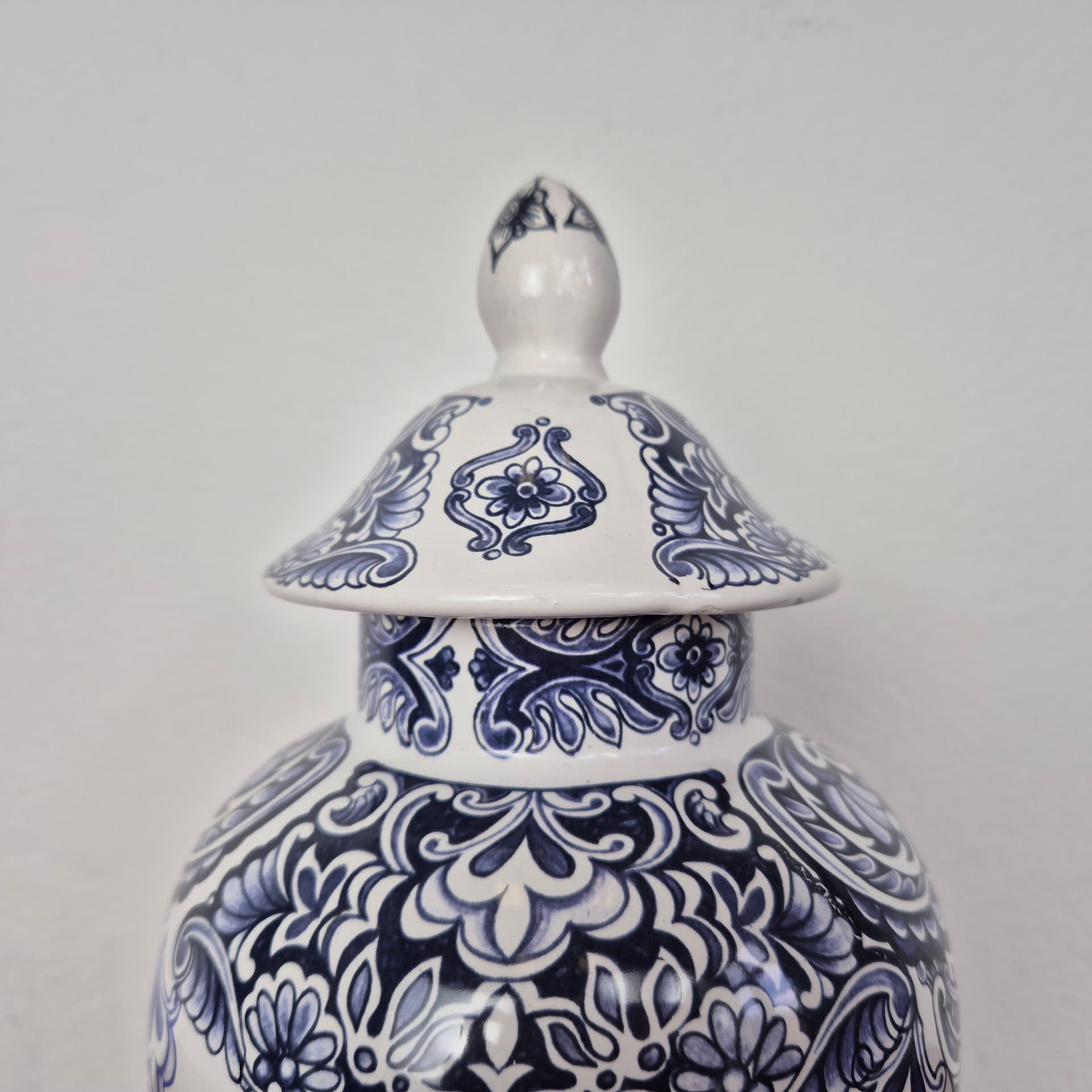 Amfora porcelana biała, Delfts Bleau, Holandia, lata 60. - 125021