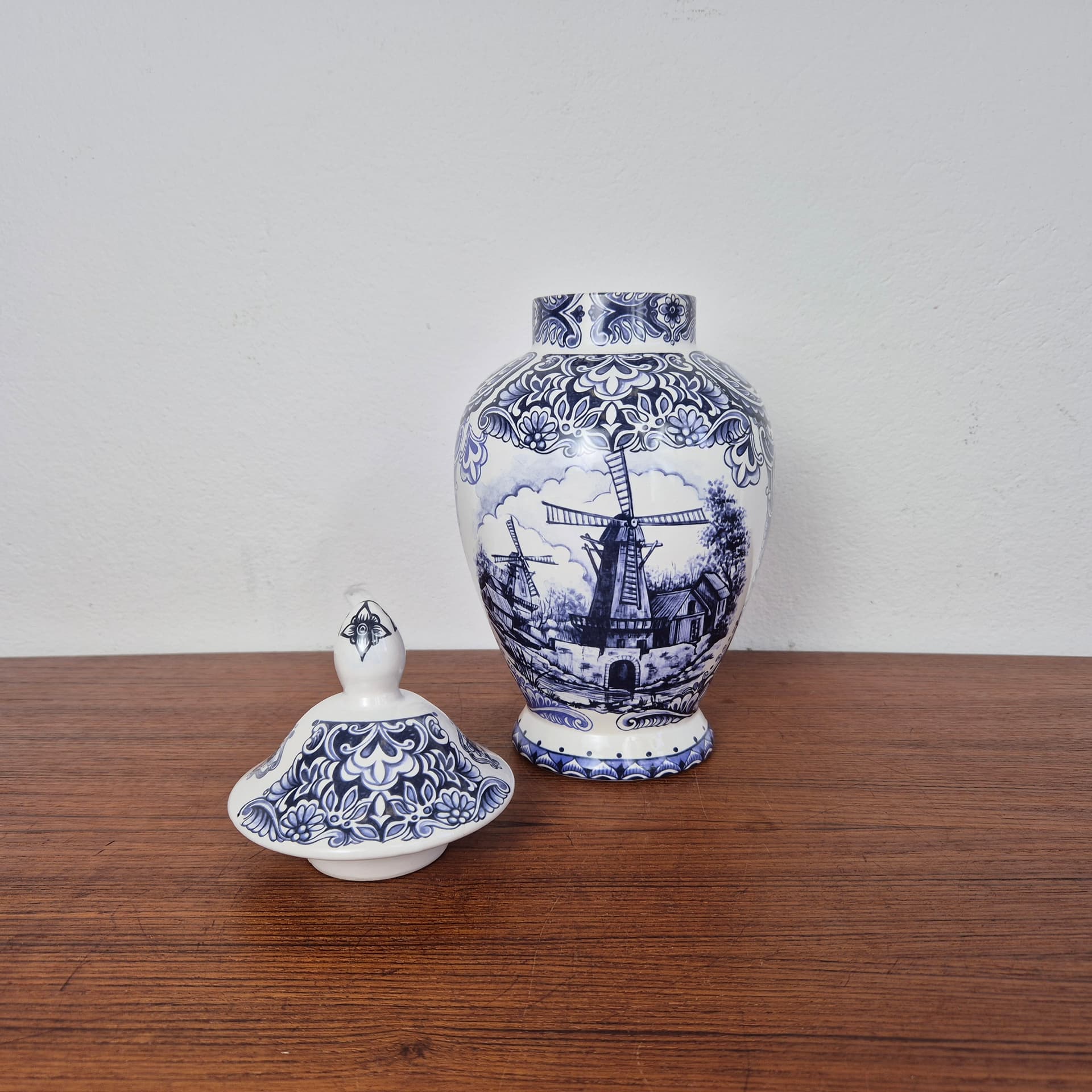 Amfora porcelana biała, Delfts Bleau, Holandia, lata 60. - 125026