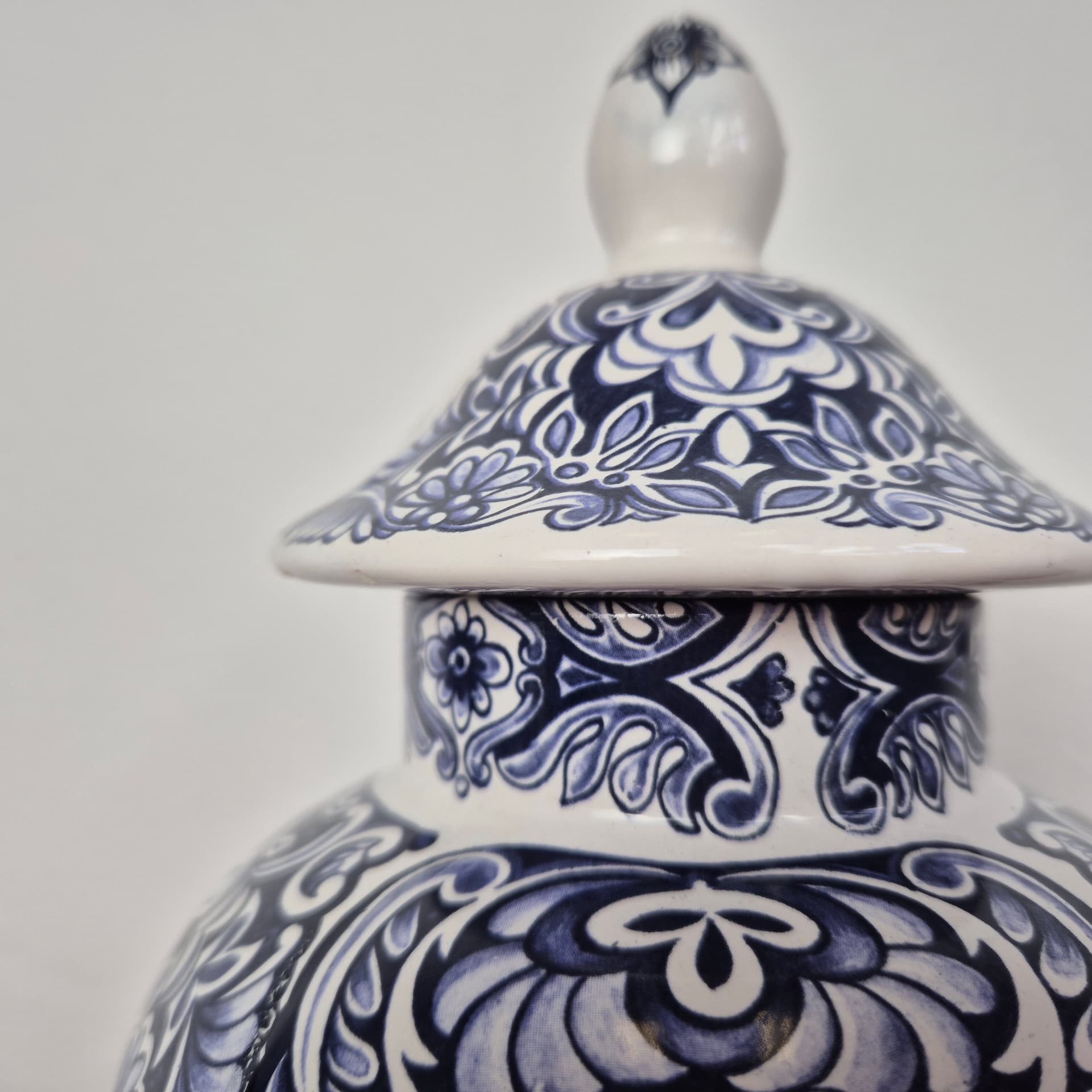 Amfora porcelana biała, Delfts Bleau, Holandia, lata 60. - 125022