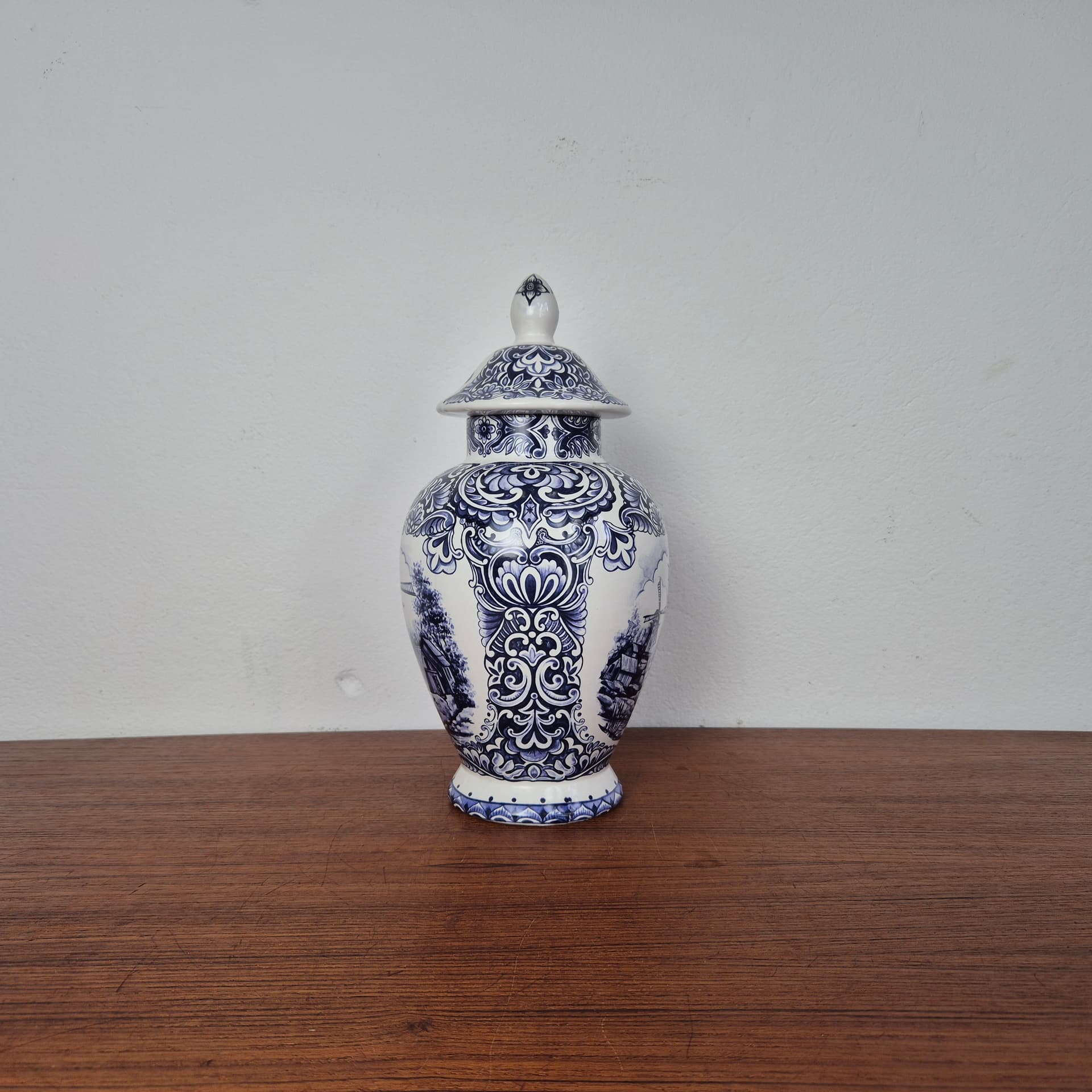 Amfora porcelana biała, Delfts Bleau, Holandia, lata 60. - 125025