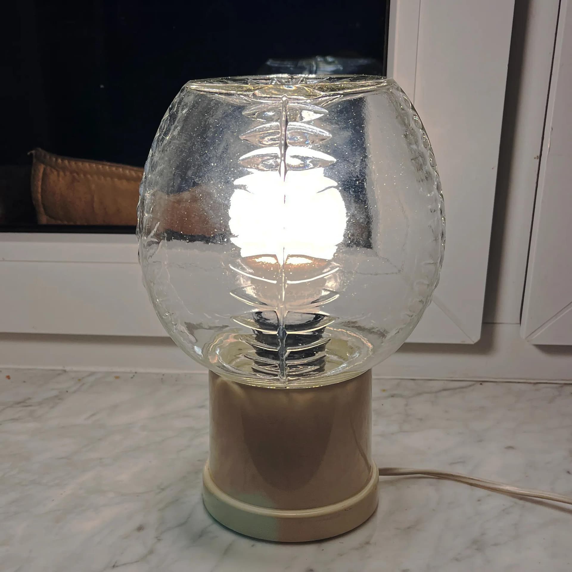 Lampka nocna modernistyczna, biały, szkło transparentne, plastik beżowy, Massive, Belgia, lata 70. - 126074