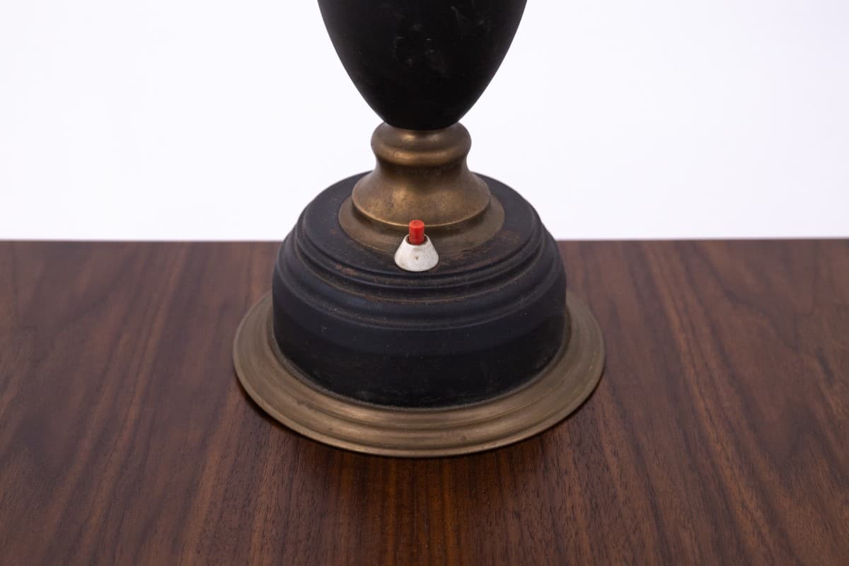 Beżowa lampka stołowa z abażurem, mosiężno-drewniana podstawa, Europa Zachodnia, lata 60. - 78315