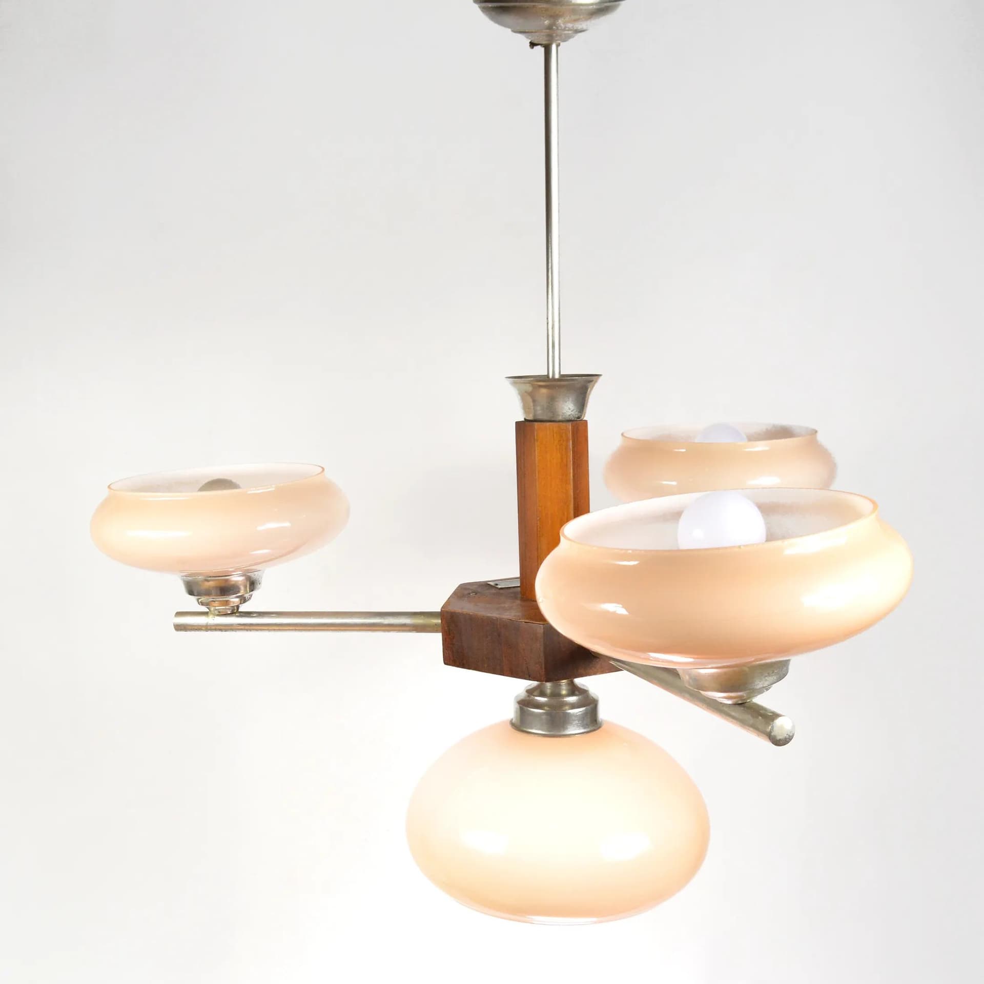 Żyrandol art déco, szkło beżowy, metal chromowany, orzech, Polska, lata 50. - 128615