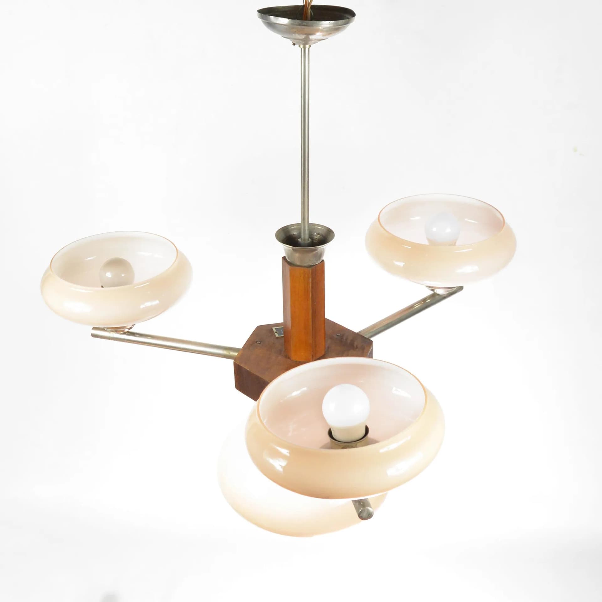Żyrandol art déco, szkło beżowy, metal chromowany, orzech, Polska, lata 50. - 128609