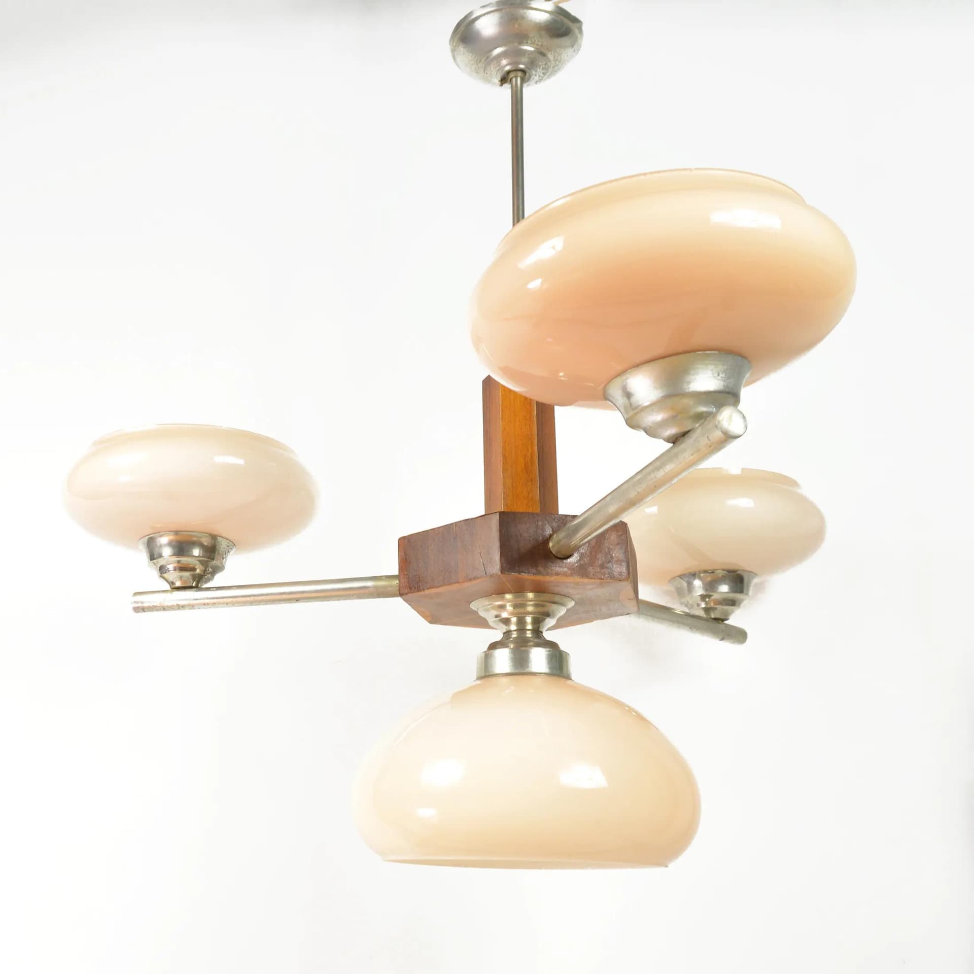 Żyrandol art déco, szkło beżowy, metal chromowany, orzech, Polska, lata 50. - 128611