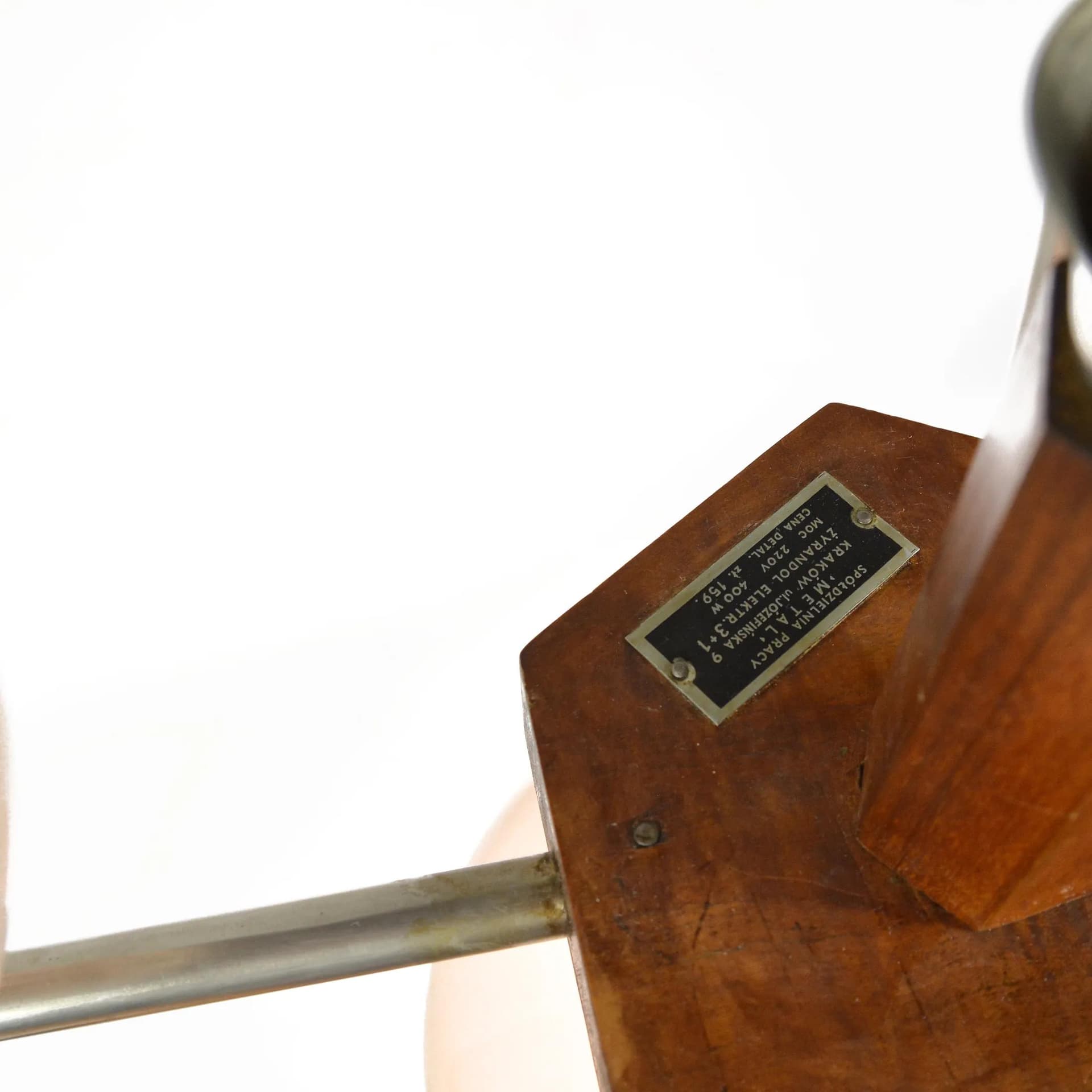 Żyrandol art déco, szkło beżowy, metal chromowany, orzech, Polska, lata 50. - 128616