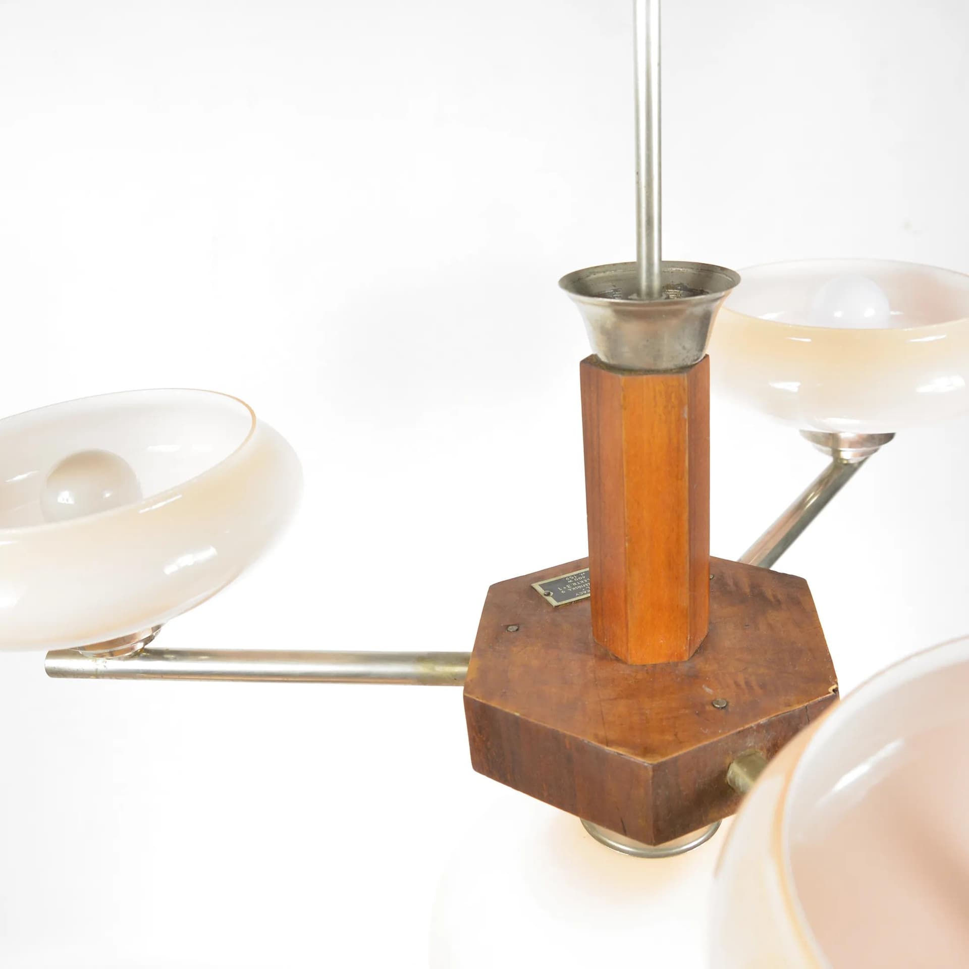 Żyrandol art déco, szkło beżowy, metal chromowany, orzech, Polska, lata 50. - 128612