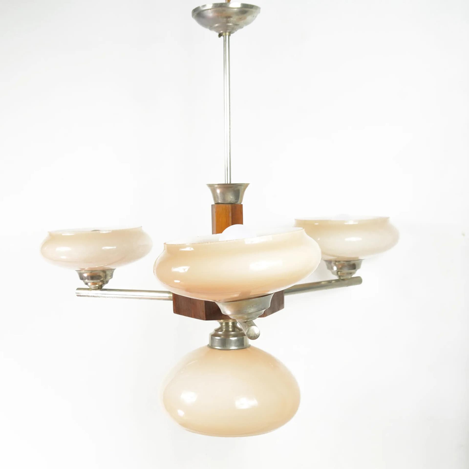 Żyrandol art déco, szkło beżowy, metal chromowany, orzech, Polska, lata 50. - 128608