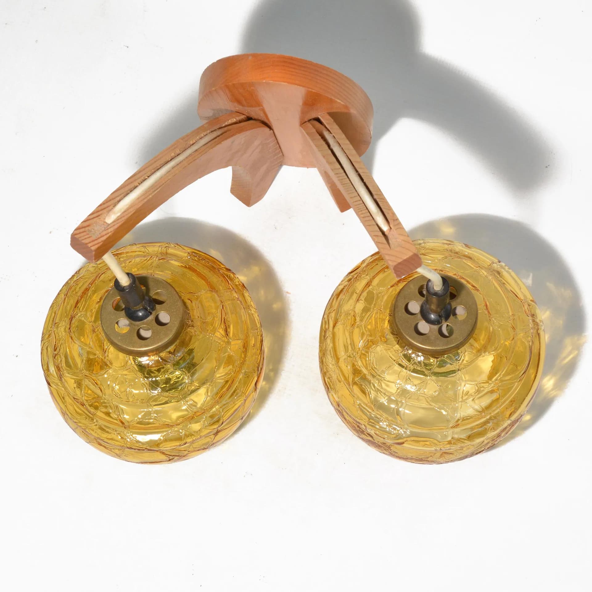 Kinkiet, brązowy, szkło miodowe, drewno świerkowe, Polska, lata 70. - 128198