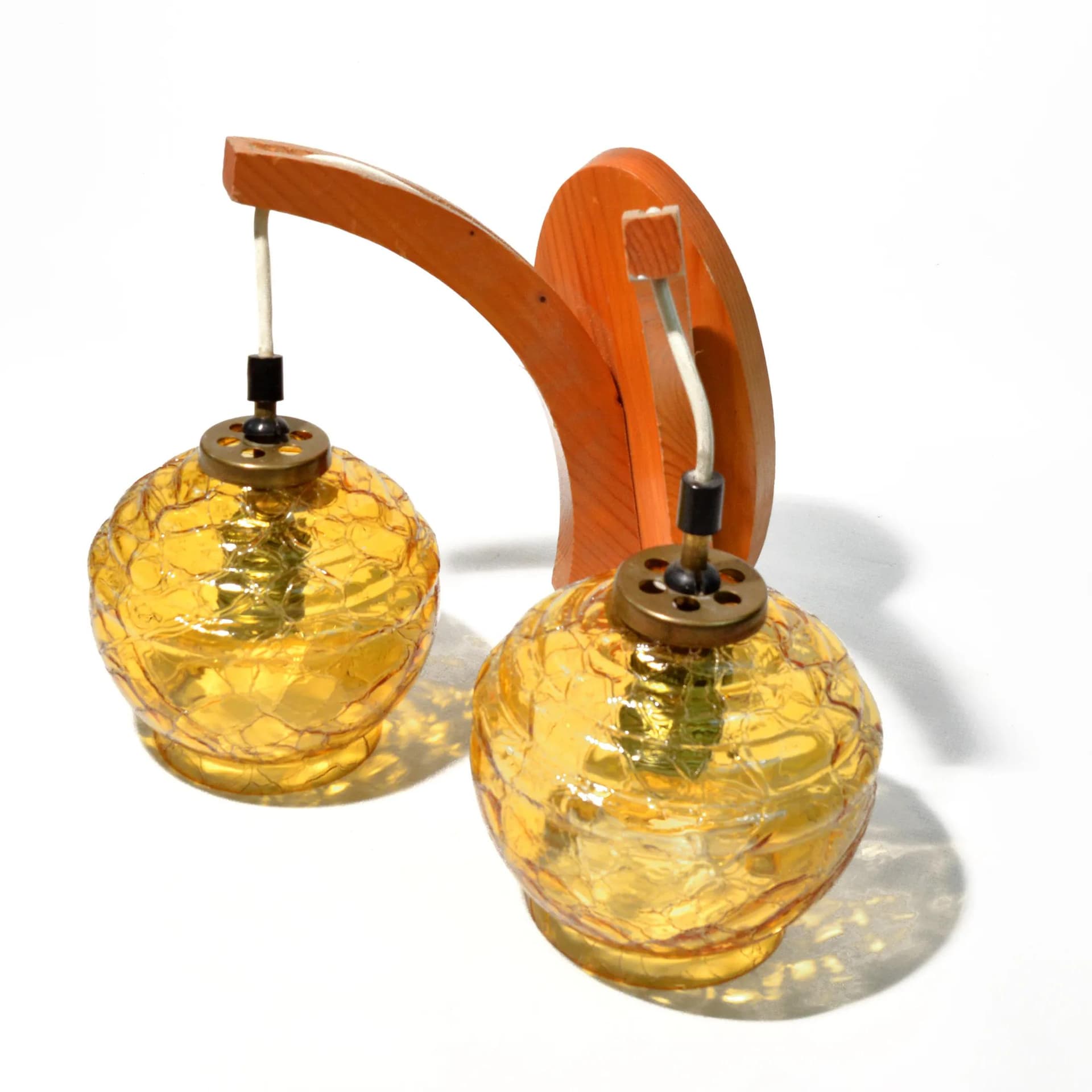 Kinkiet, brązowy, szkło miodowe, drewno świerkowe, Polska, lata 70. - 128192