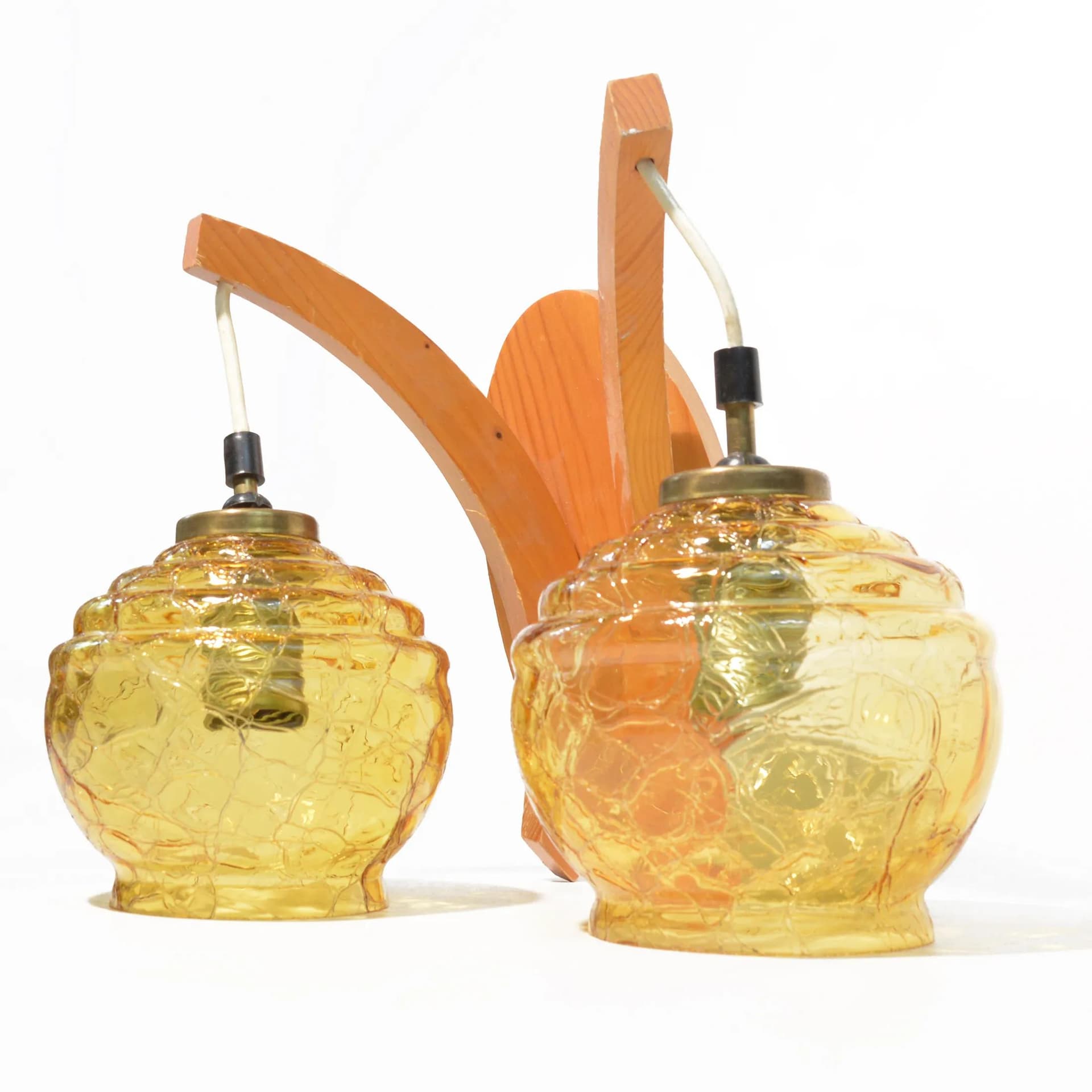 Kinkiet, brązowy, szkło miodowe, drewno świerkowe, Polska, lata 70. - 128191