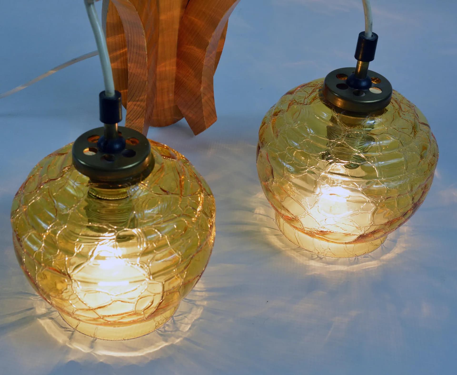 Kinkiet, brązowy, szkło miodowe, drewno świerkowe, Polska, lata 70. - 128199