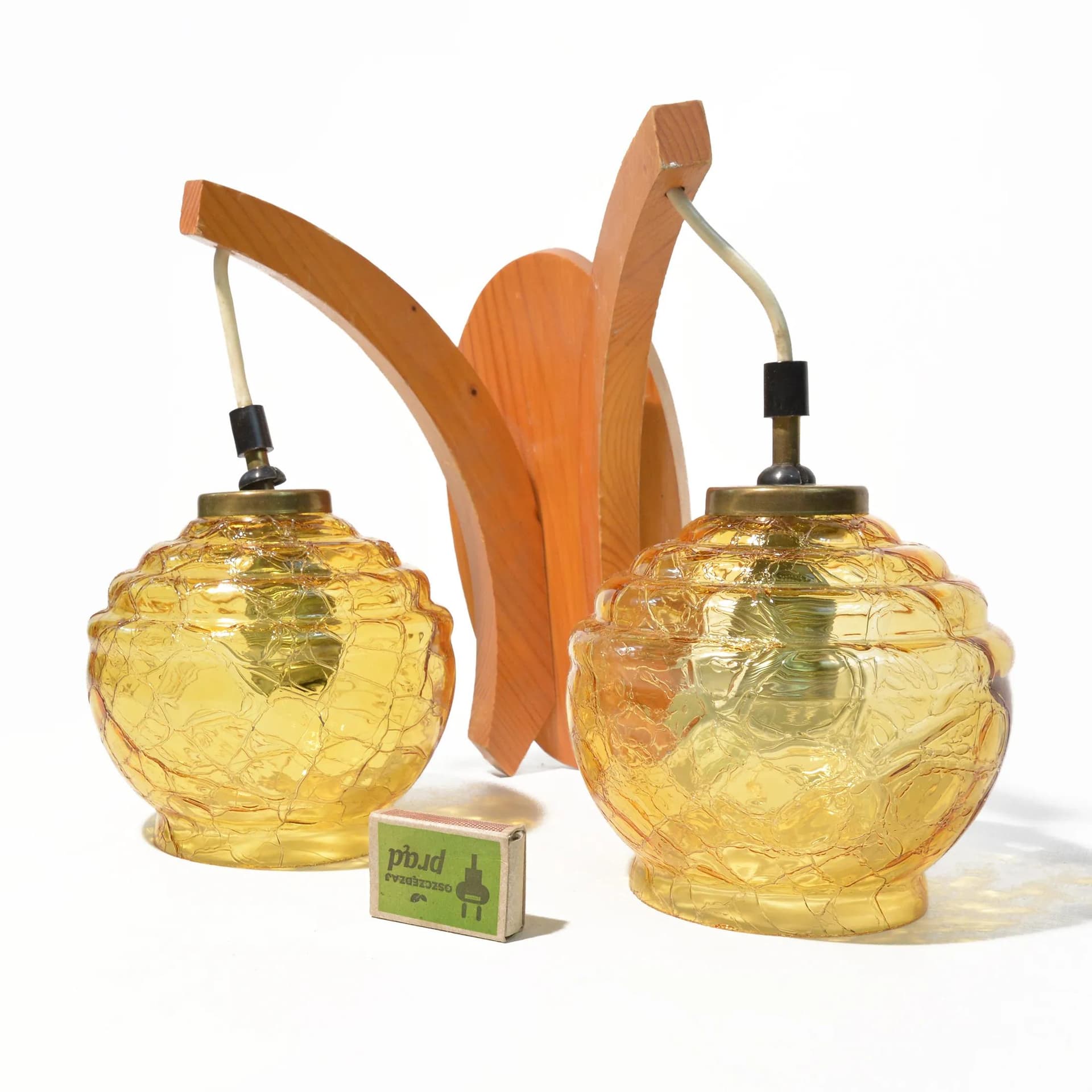 Kinkiet, brązowy, szkło miodowe, drewno świerkowe, Polska, lata 70. - 128195