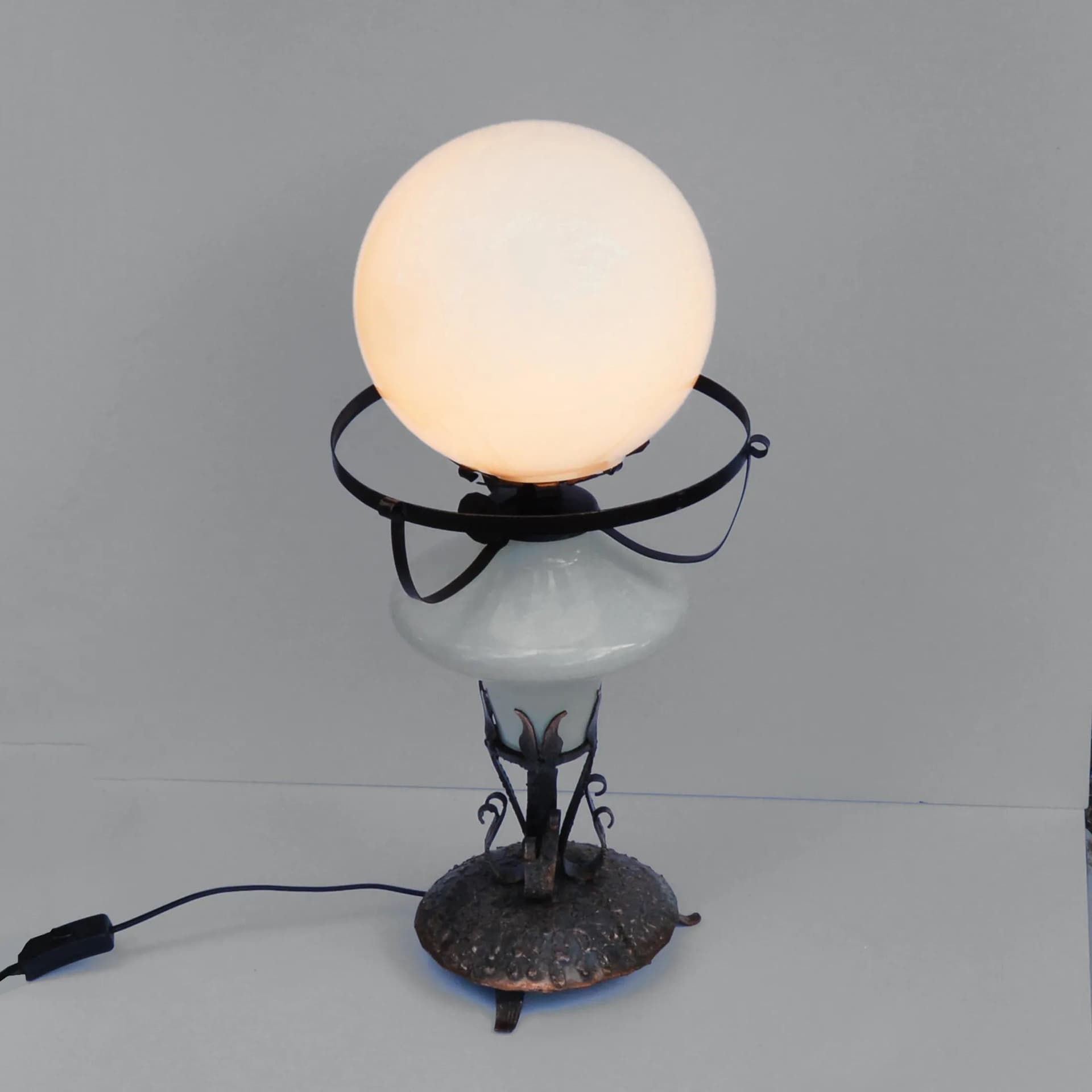 Lampa stołowa, miedź ręcznie formowana, szkło mleczne, Polska, lata 60. - 127141