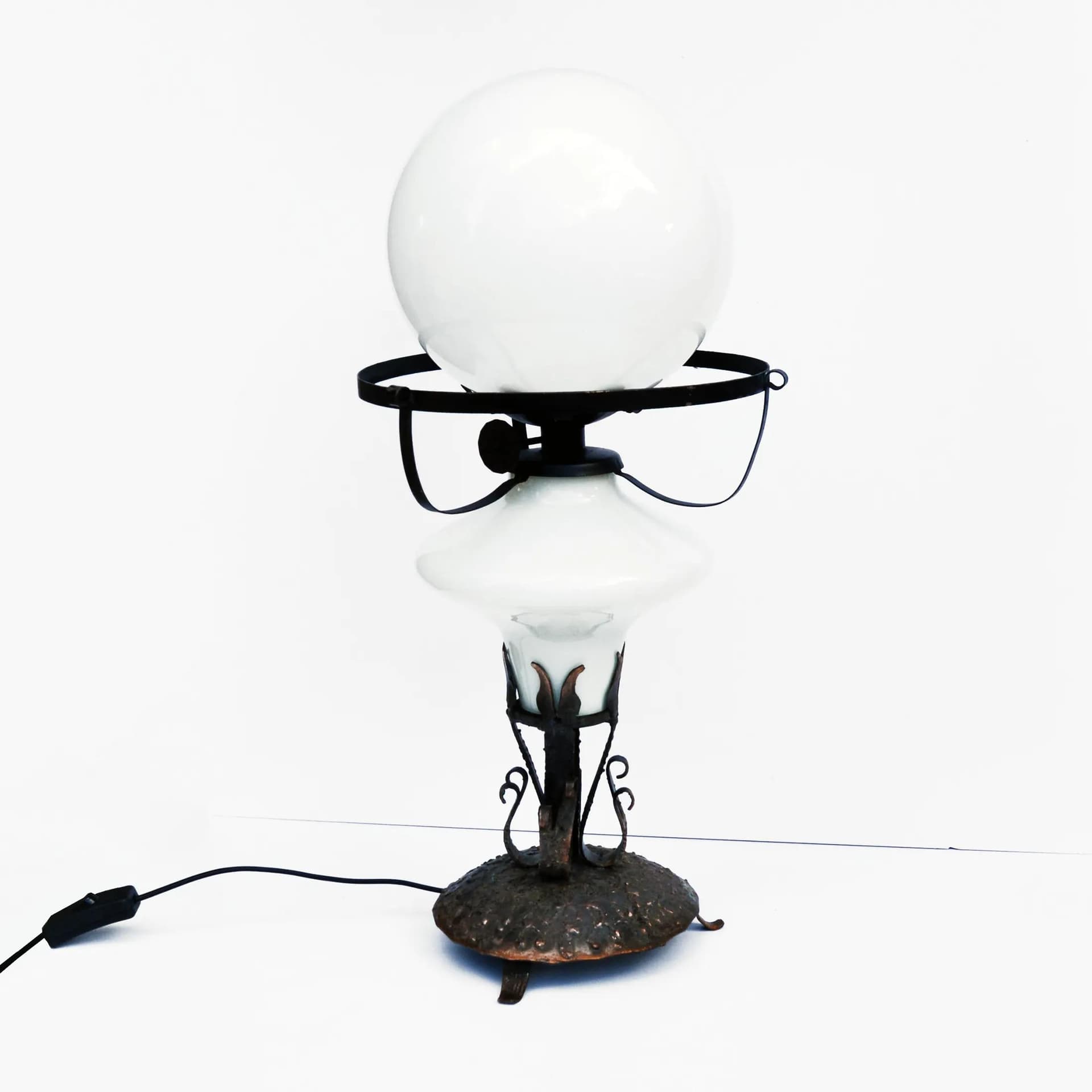 Lampa stołowa, miedź ręcznie formowana, szkło mleczne, Polska, lata 60. - 127138