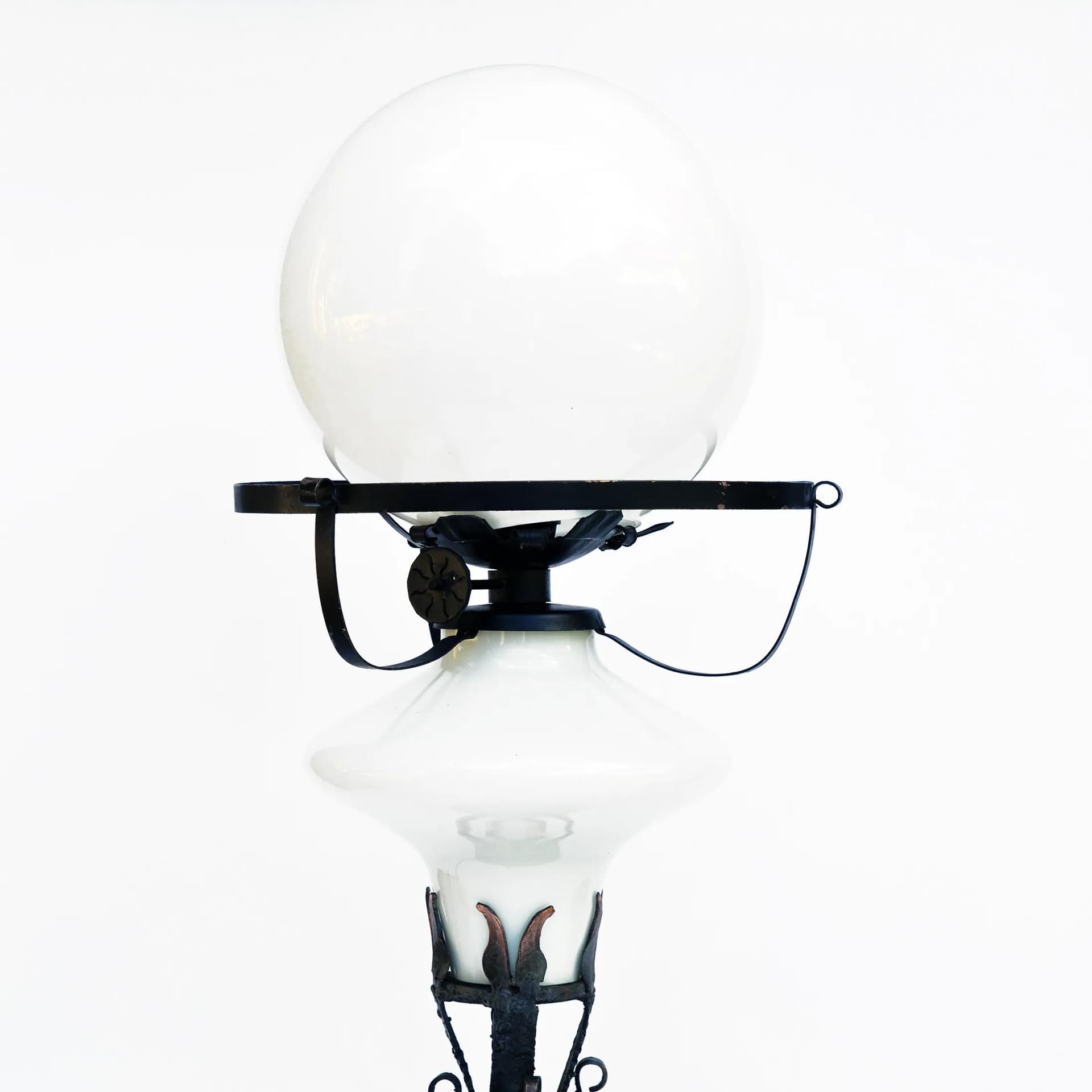 Lampa stołowa, miedź ręcznie formowana, szkło mleczne, Polska, lata 60. - 127137