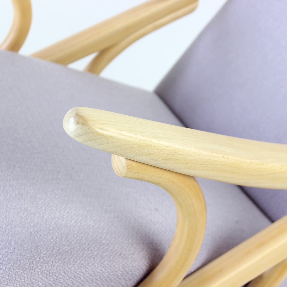 Fotel bujany, dąb blond, tkanina fioletowa, TON, Czechosłowacja, lata 60. - 130014