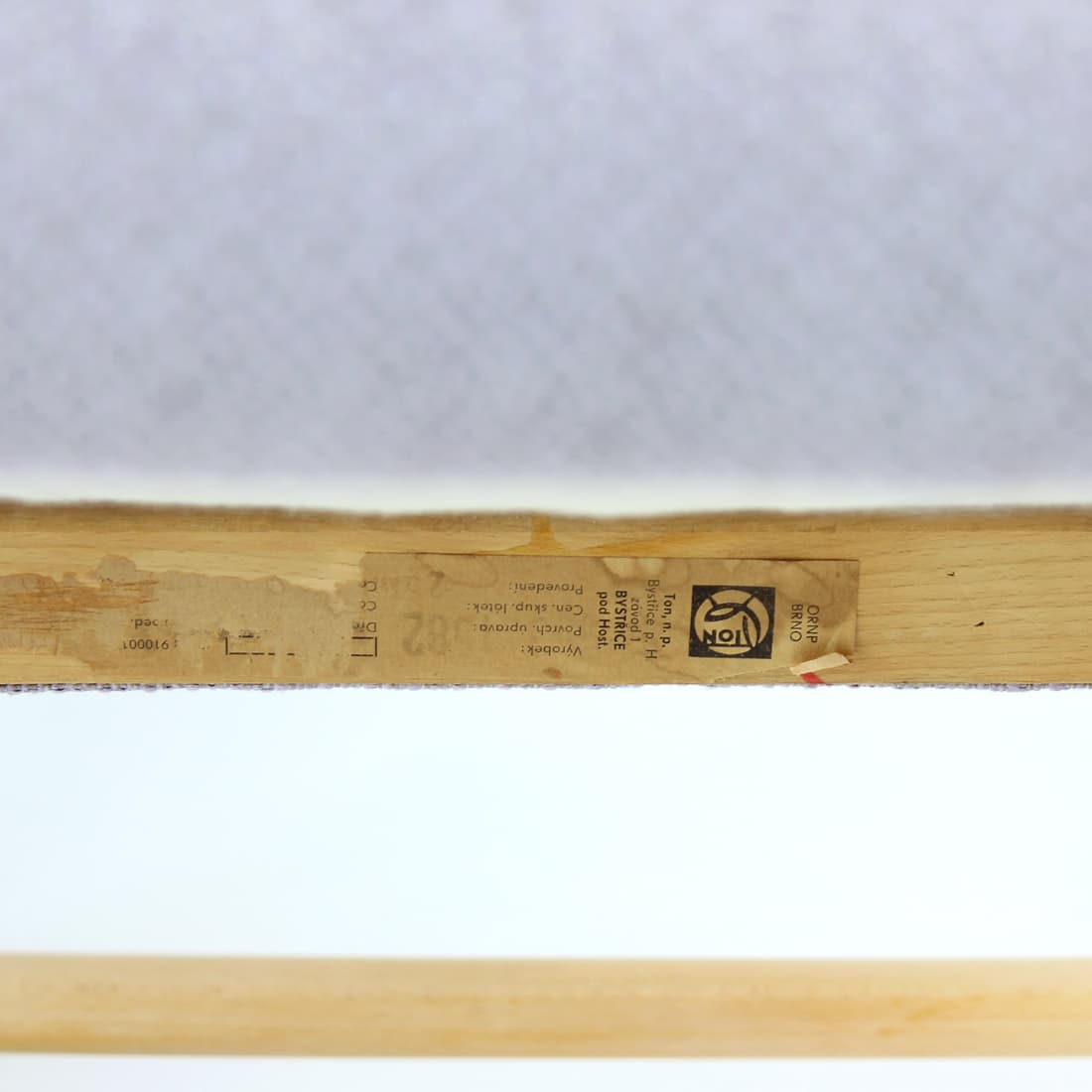 Fotel bujany, dąb blond, tkanina fioletowa, TON, Czechosłowacja, lata 60. - 130011