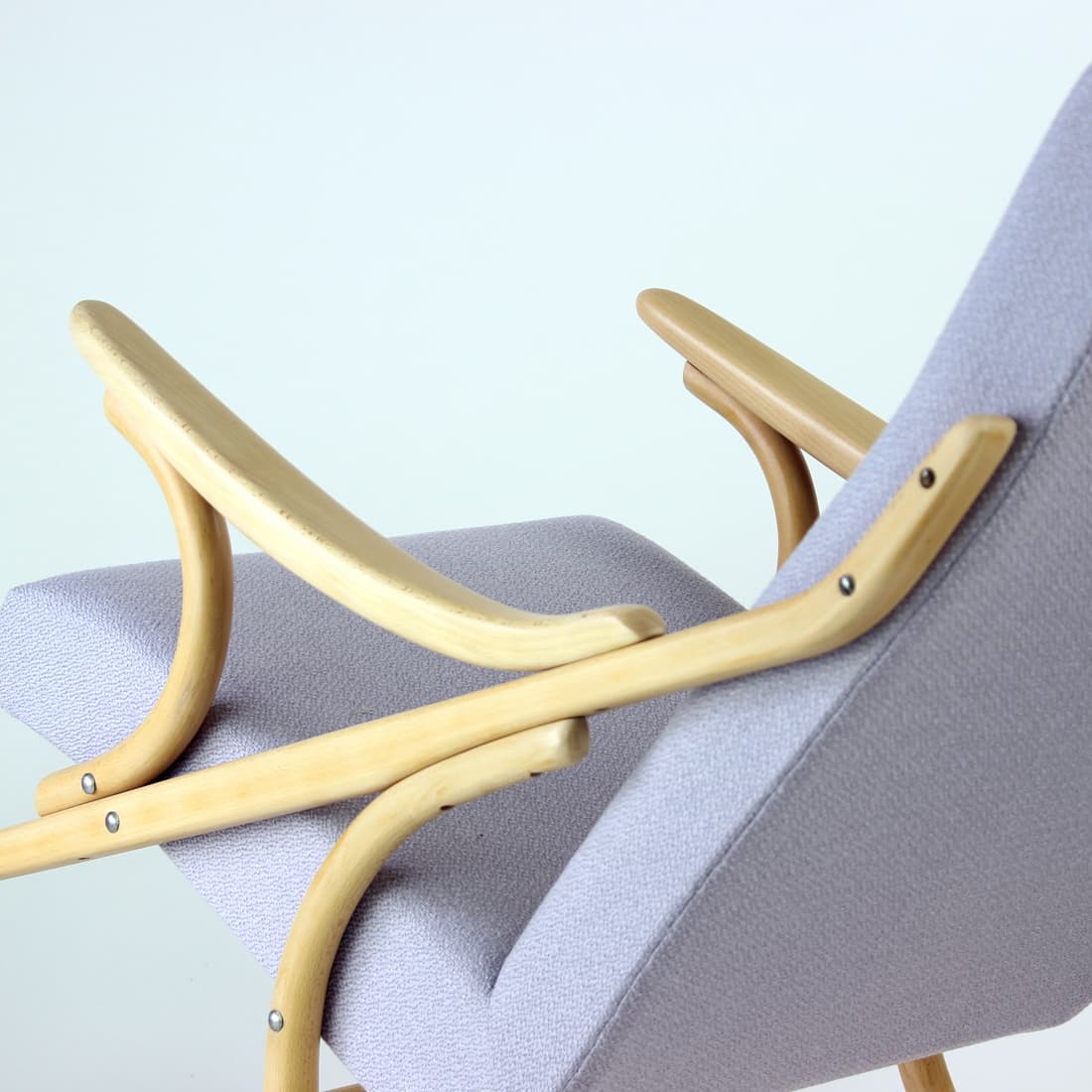 Fotel bujany, dąb blond, tkanina fioletowa, TON, Czechosłowacja, lata 60. - 130016